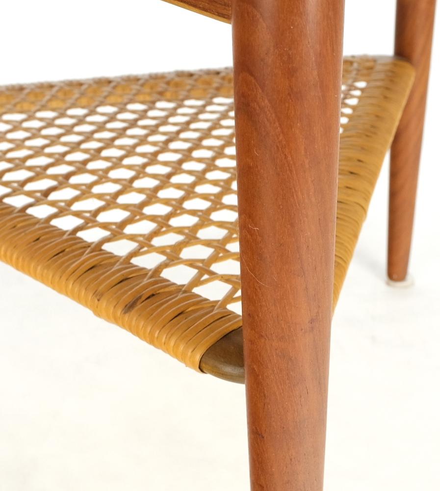 Dänisch Dreieckig Teak gerollt Rand Caned Regal Ende Seite Beistelltisch Stand (Lackiert) im Angebot