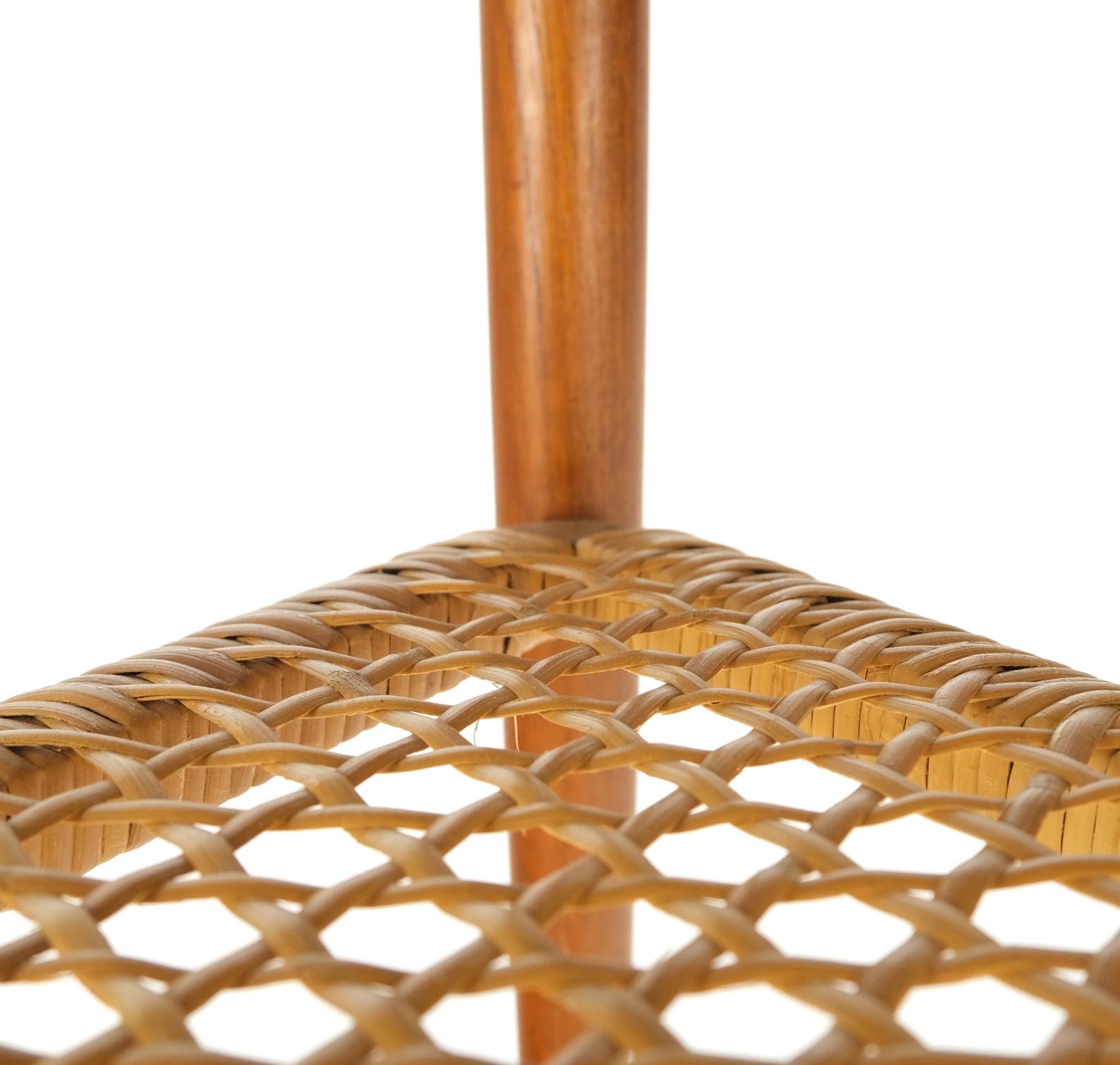 Dänisch Dreieckig Teak gerollt Rand Caned Regal Ende Seite Beistelltisch Stand im Angebot 1
