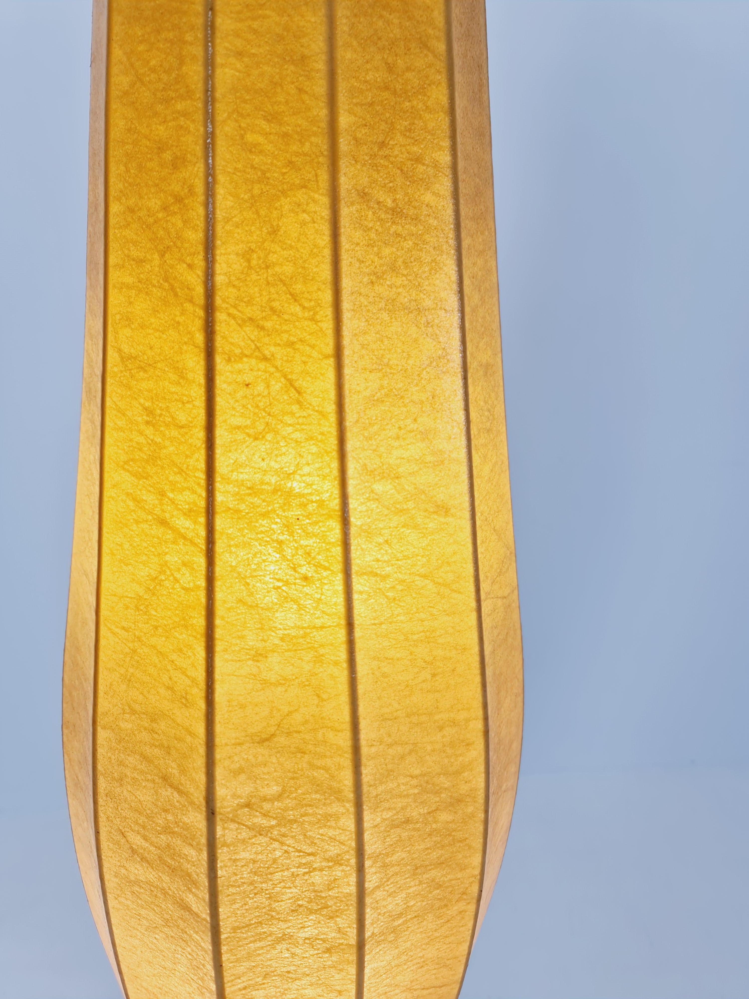 Lampadaire tripode danois du milieu du siècle en métal et abat-jour en forme de cocon Par Klingele pour Artimeta  1957s

Fabriqué en Hollande dans les années 1957 

Dimensions 
ombre : 25 cmX 100 cm 

Hauteur totale 165cm
Base 30cm

Condit 

La