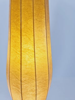 Lampada da terra danese a treppiede in metallo e paralume a bozzolo Di Klingele per Artimeta 1957