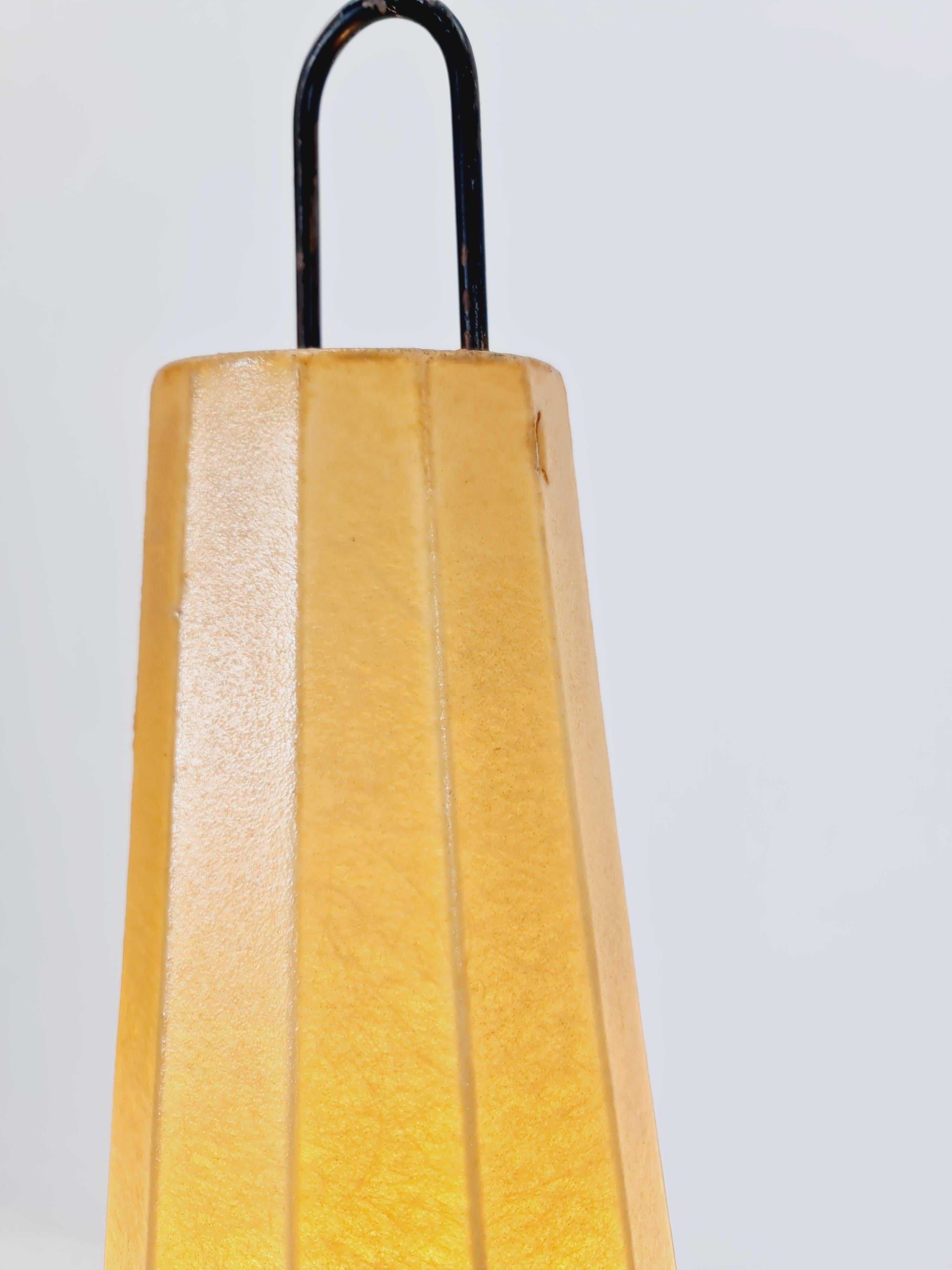Mid-Century Modern Lampadaire tripode danois en métal et abat-jour cocon de Klingele pour Artimeta 1957 en vente