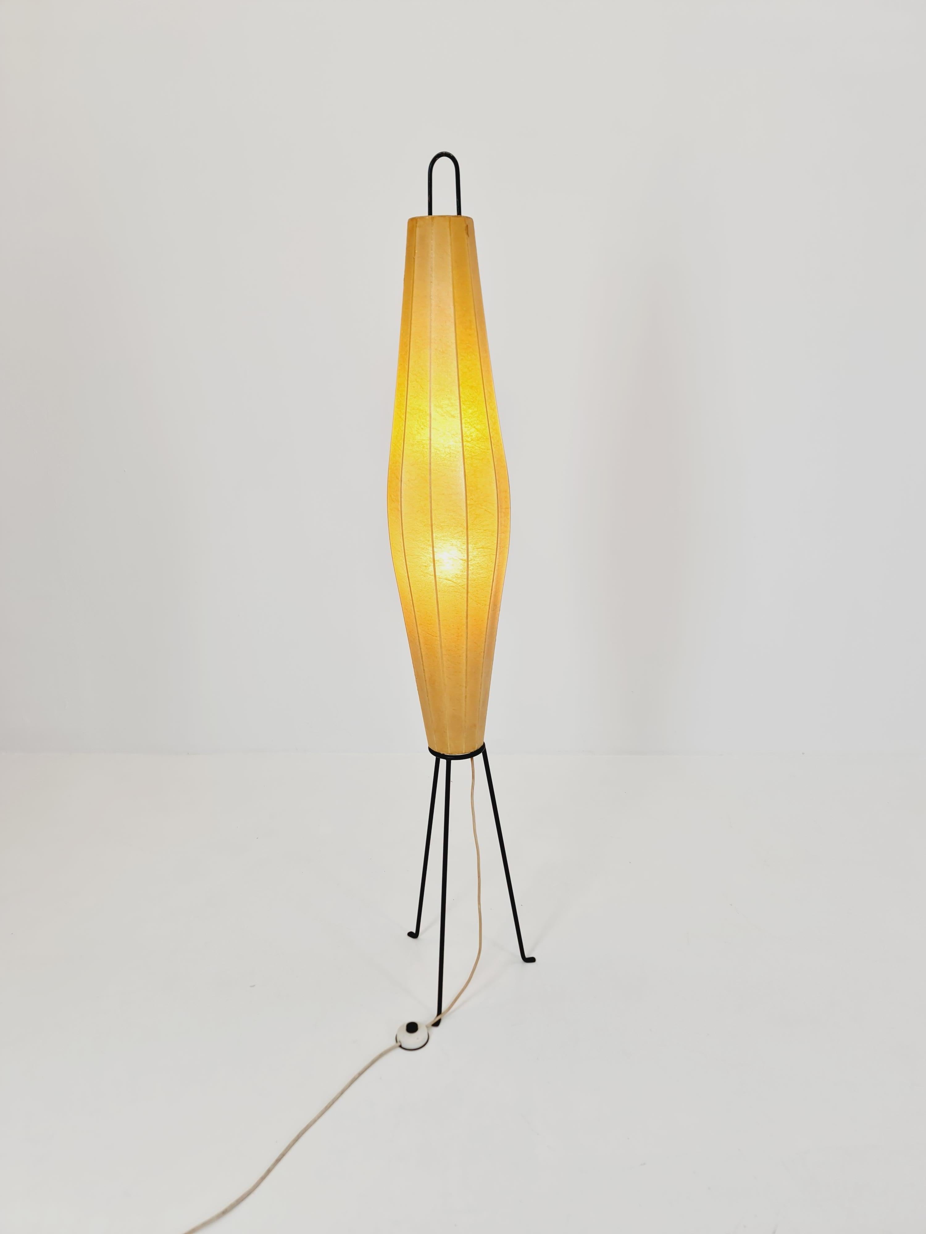 Danois Lampadaire tripode danois en métal et abat-jour cocon de Klingele pour Artimeta 1957 en vente