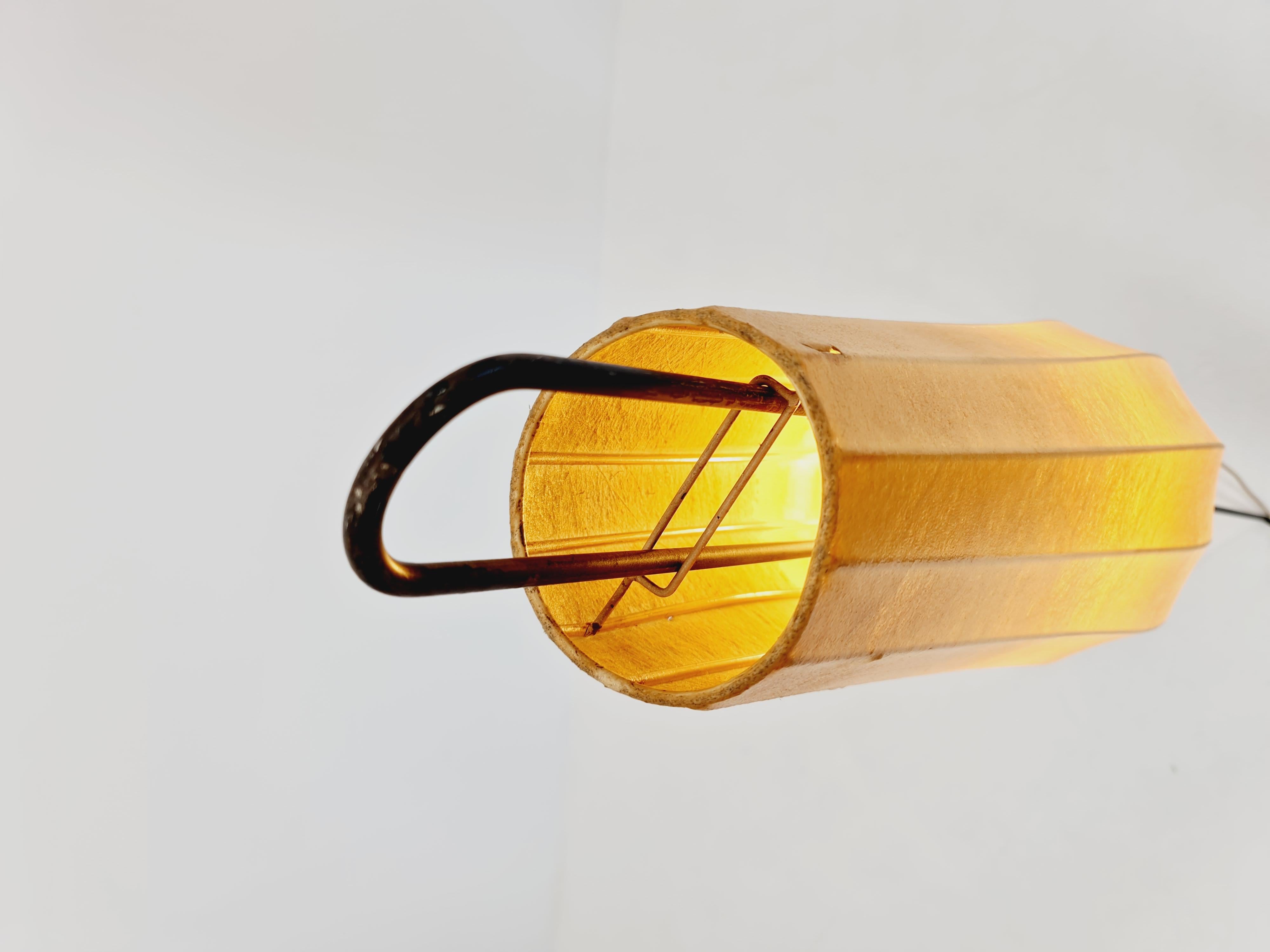 Métal Lampadaire tripode danois en métal et abat-jour cocon de Klingele pour Artimeta 1957 en vente