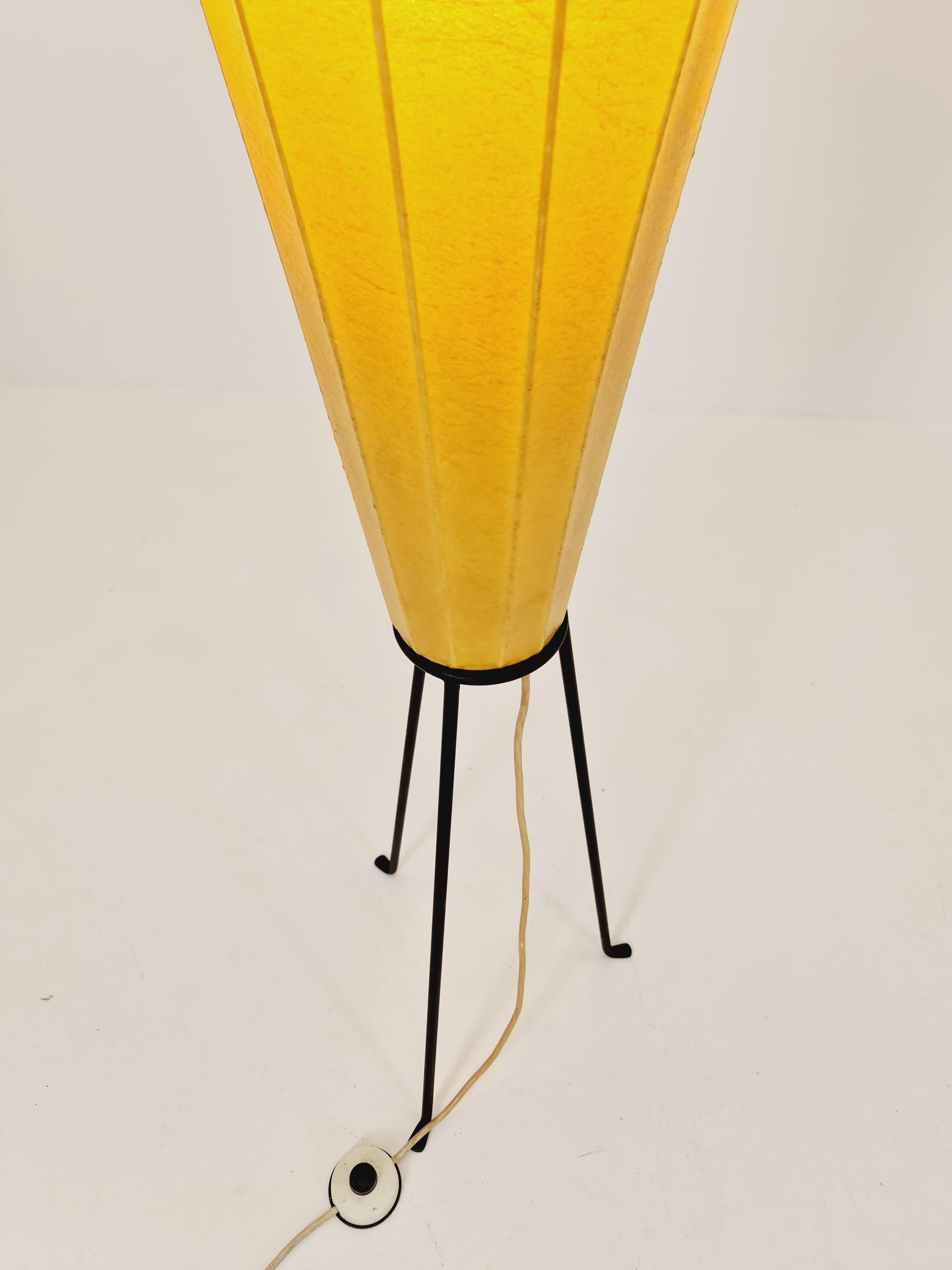 Lampadaire tripode danois en métal et abat-jour cocon de Klingele pour Artimeta 1957 en vente 1