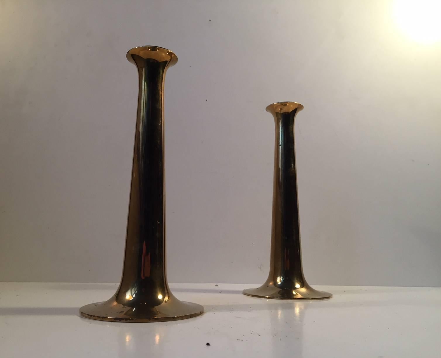 Cette paire de chandeliers a été conçue par Hans Bolling et fabriquée par Torben Ørskov au Danemark dans les années 1960. Ils sont fabriqués en laiton massif et portent la marque du fabricant sur chaque base.
