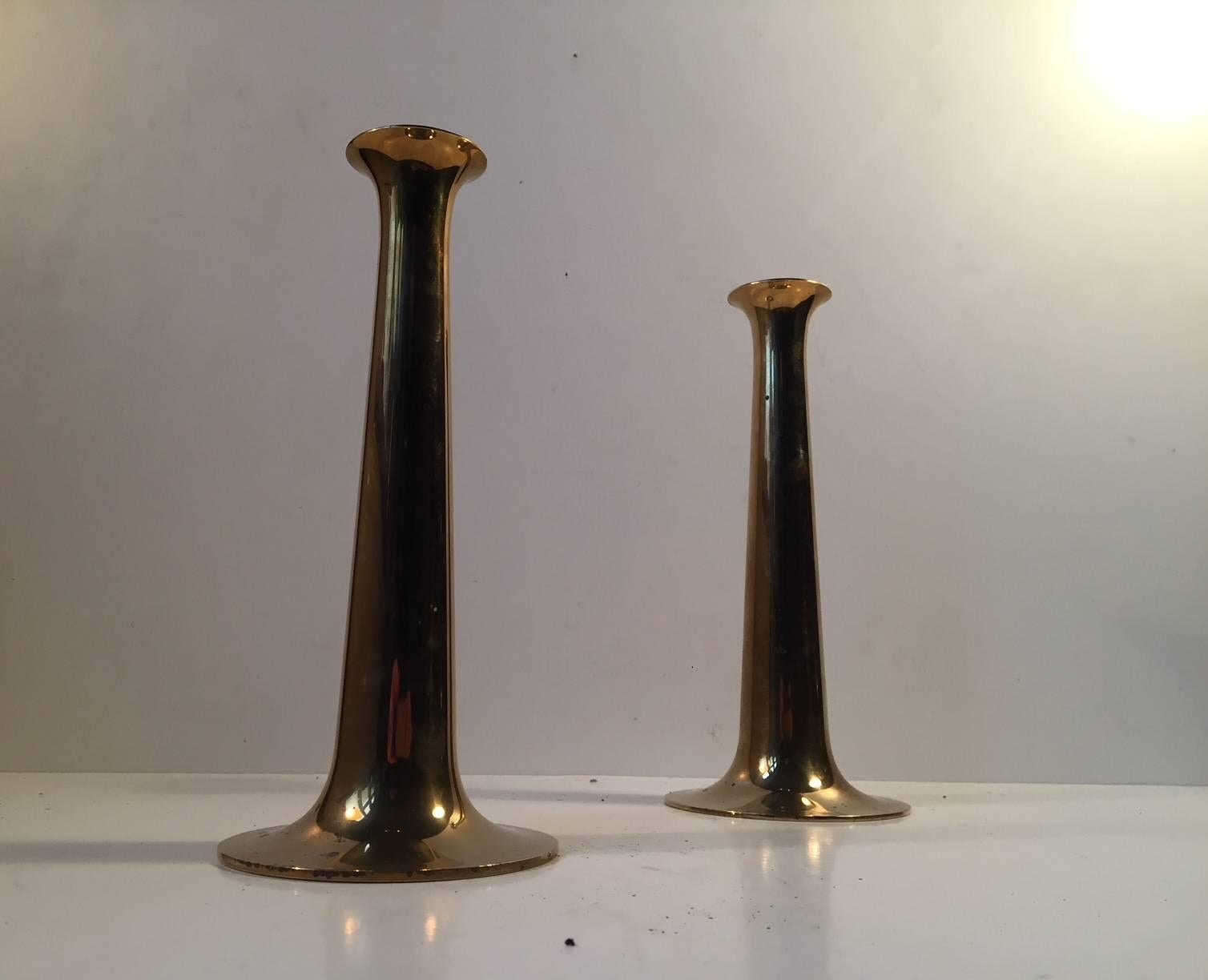 Questa coppia di candelieri è stata disegnata da Hans Bolling e prodotta da Torben Ørskov in Danimarca durante gli anni '60. Sono realizzati in ottone massiccio e presentano il marchio del produttore su ogni base.
