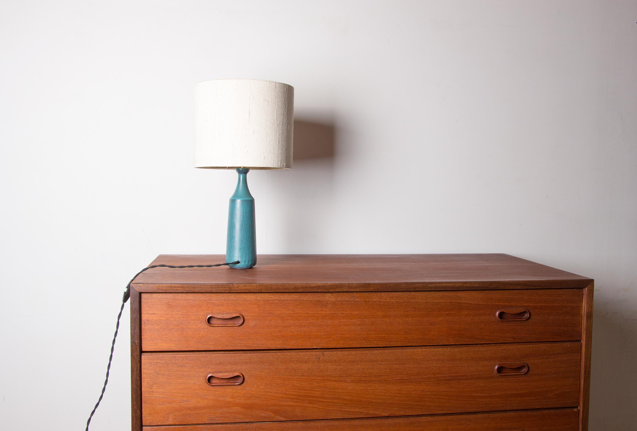 Adorable Scandinavian lamp for a living room or office. A very elegant cylindrical stoneware structure topped with a delicate lampshade. Simple design, quality craftsmanship. The electrical system has been completely refurbished in a vintage