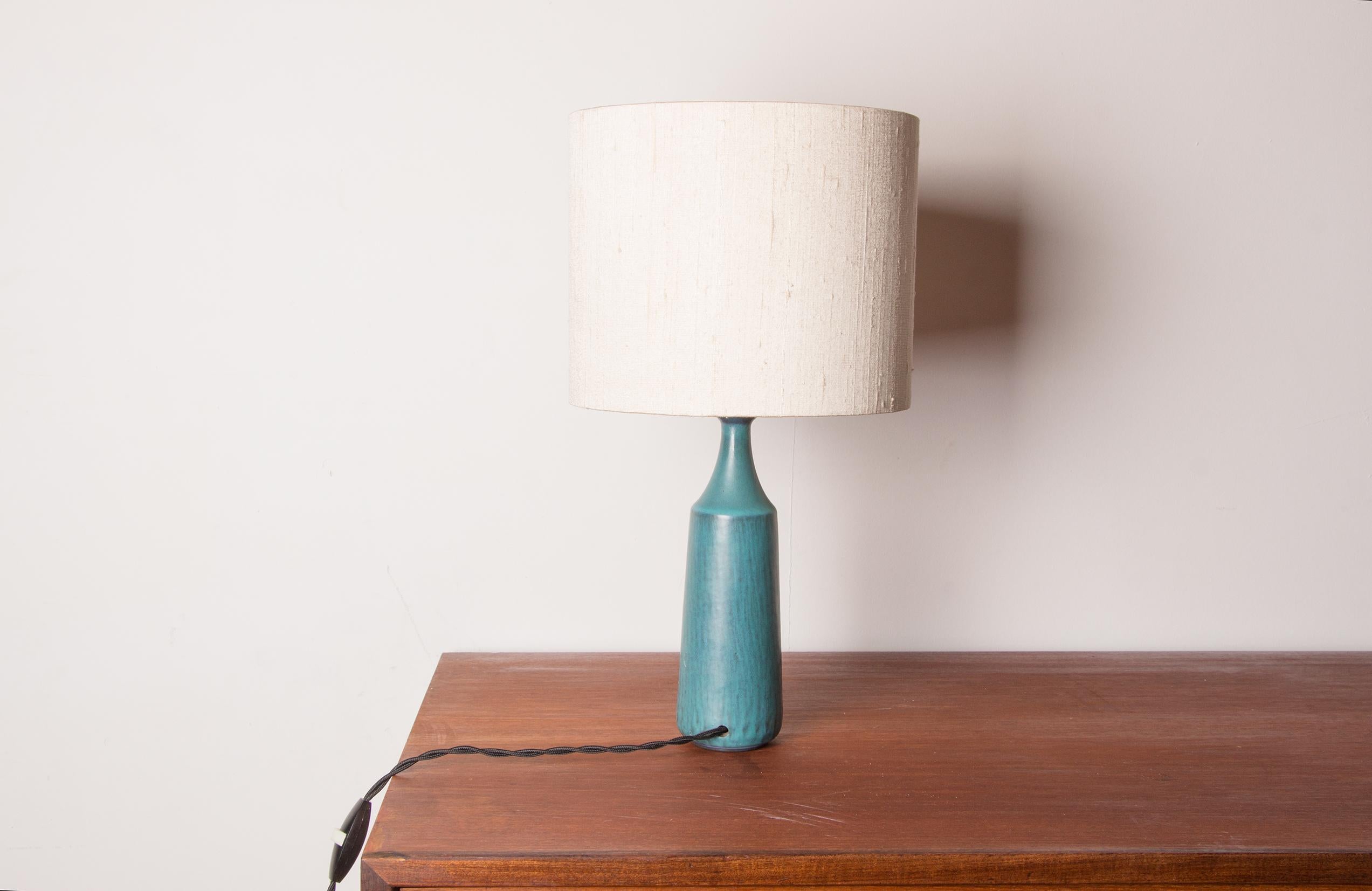 Scandinavo moderno Danish truncated cone table lamp in matte blue stoneware by Gunnar Nylund 1960. in vendita