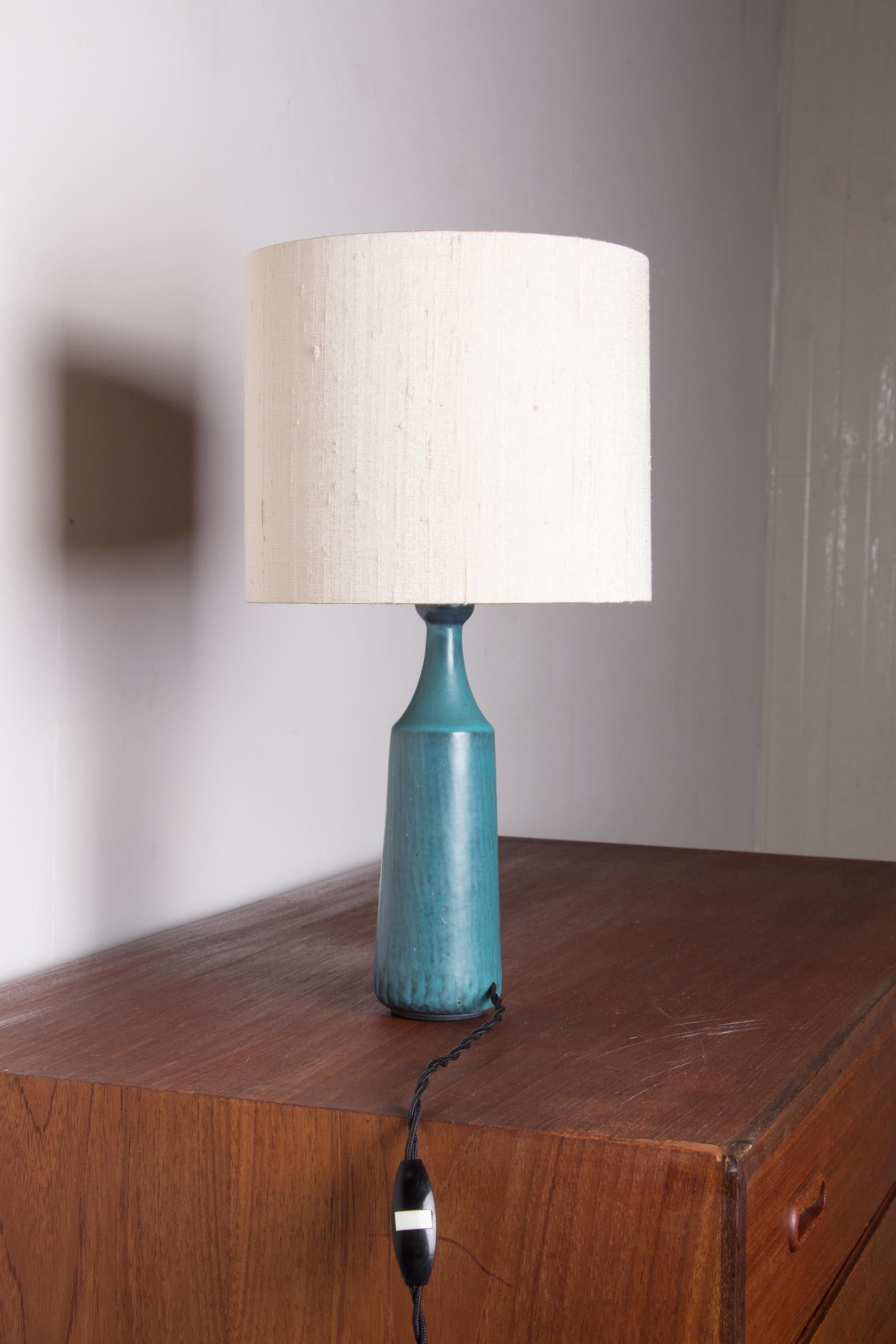 Metà XX secolo Danish truncated cone table lamp in matte blue stoneware by Gunnar Nylund 1960. in vendita