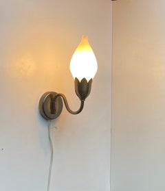 Dänische Tulpe Messing & Opalglas Wandlampe von Fog & Mørup, 1940er Jahre