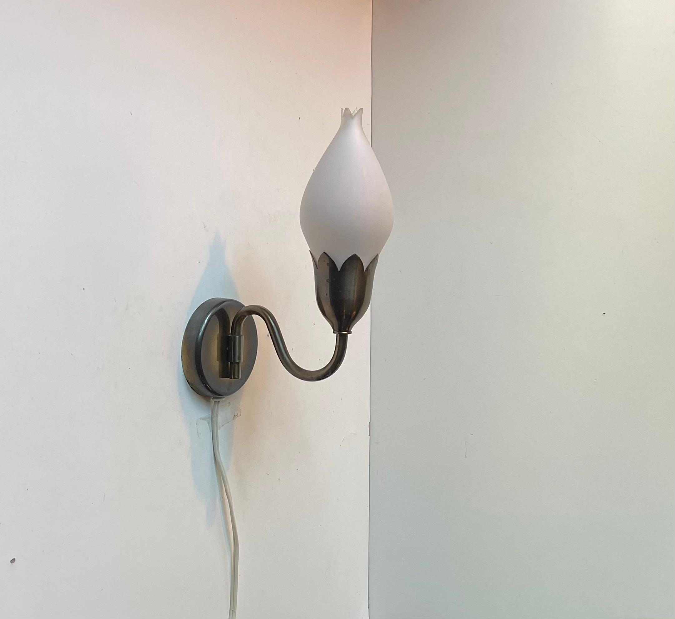 Lámpara de pared danesa Tulipán de latón y cristal opalino de Fog & Mørup, años 40 Art Decó en venta