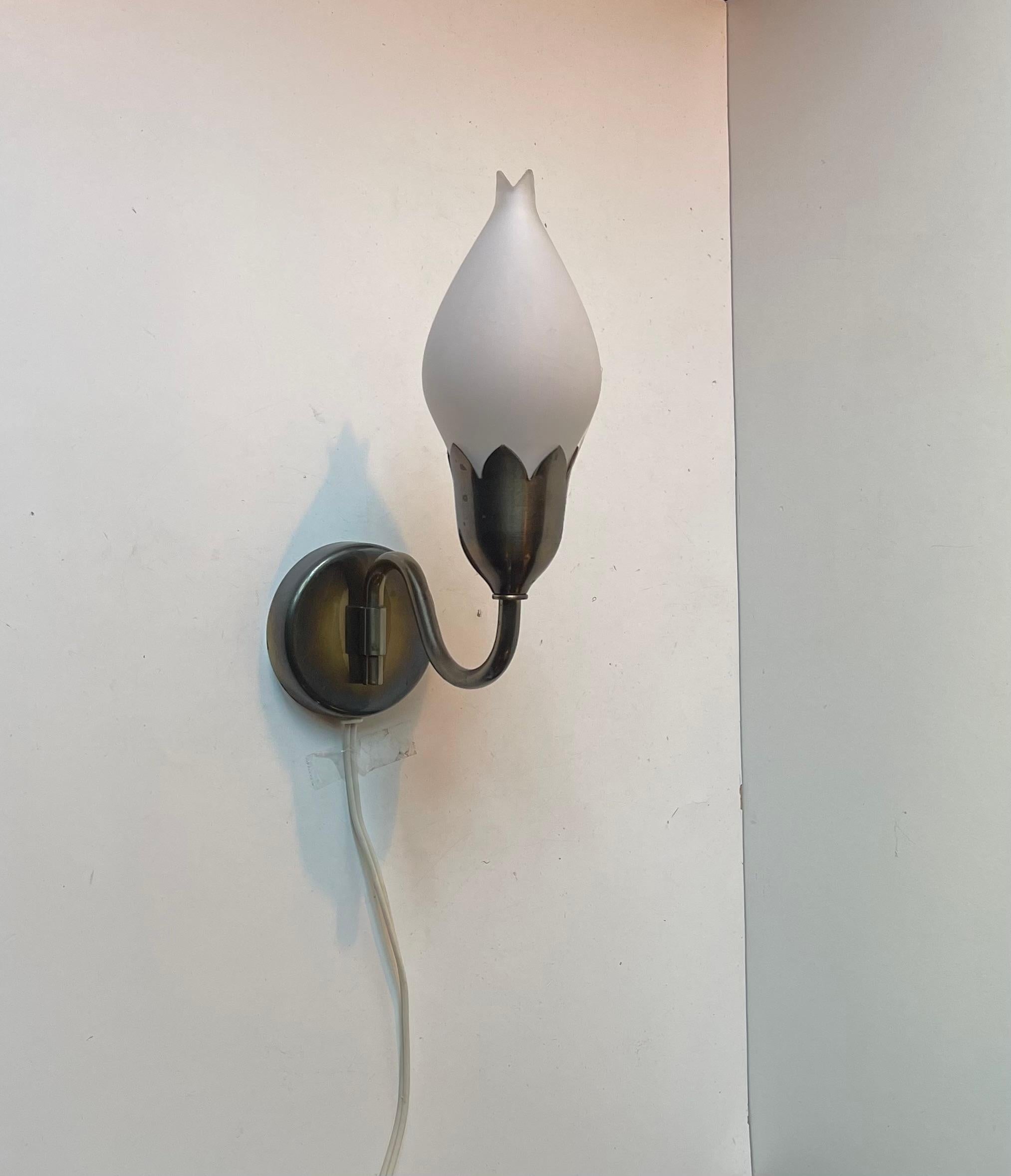 Lámpara de pared danesa Tulipán de latón y cristal opalino de Fog & Mørup, años 40 Danés en venta