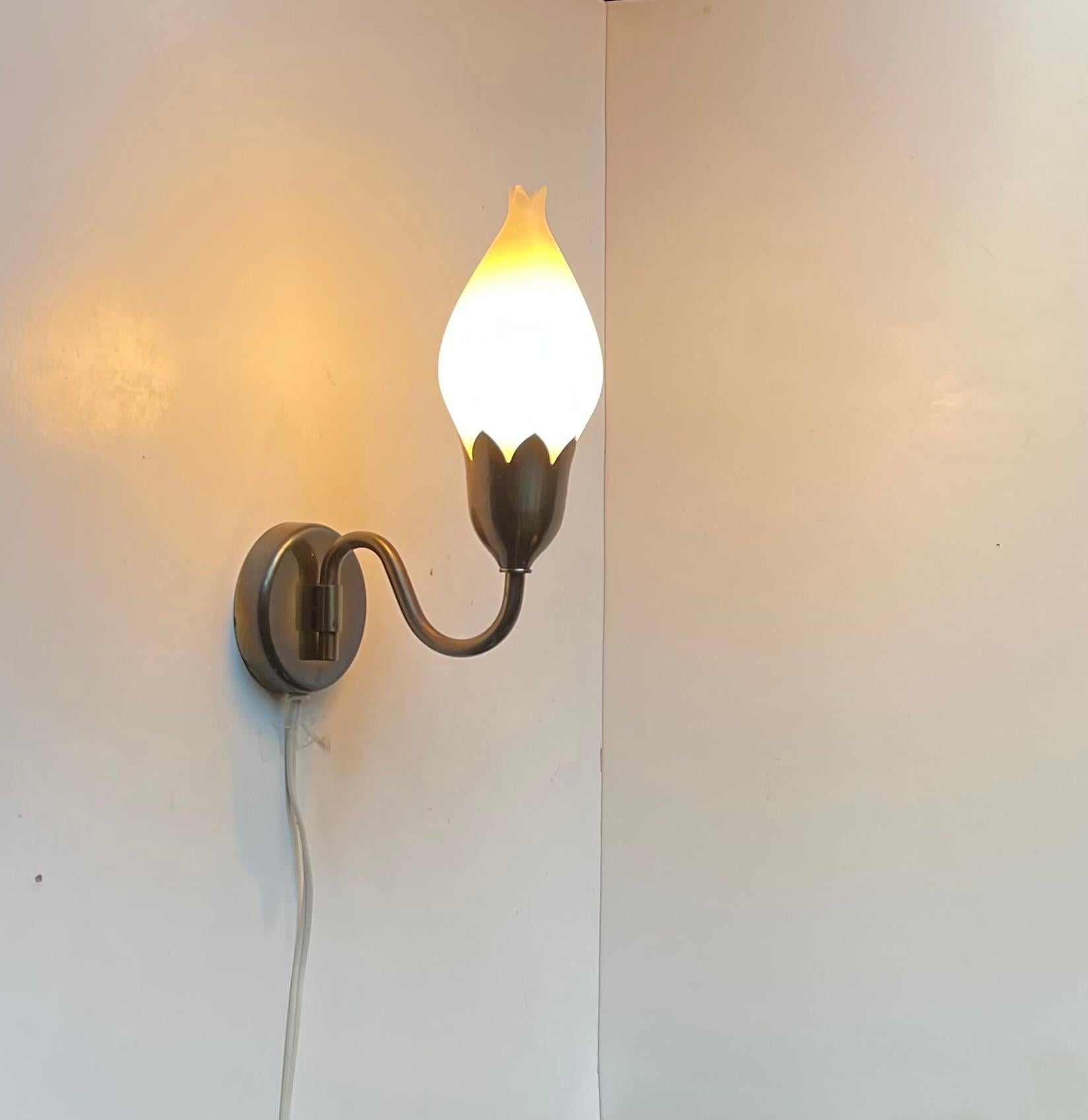 Lámpara de pared danesa Tulipán de latón y cristal opalino de Fog & Mørup, años 40 en Bueno estado para la venta en Esbjerg, DK