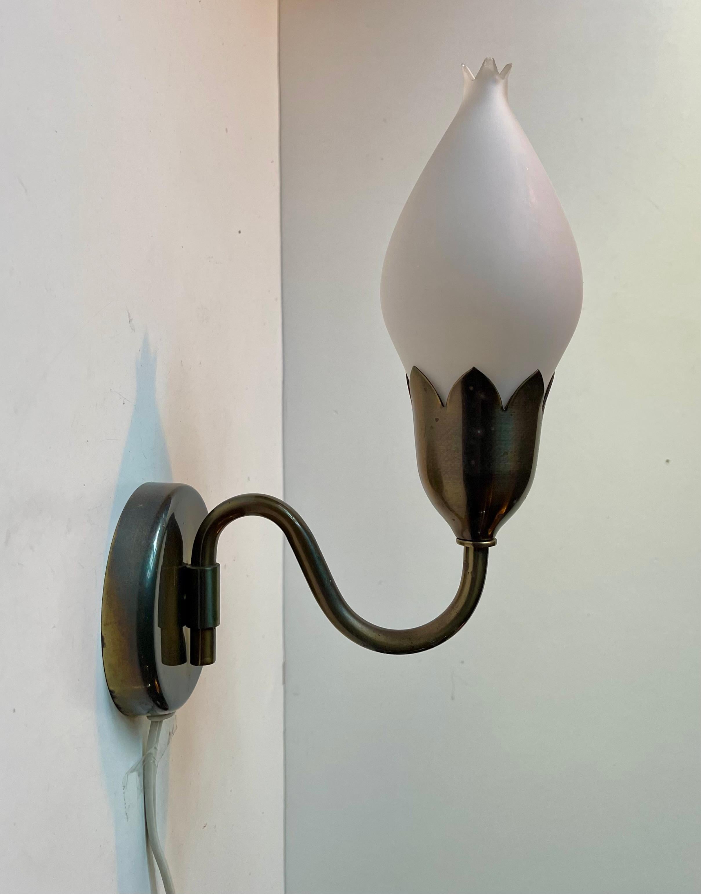 Lámpara de pared danesa Tulipán de latón y cristal opalino de Fog & Mørup, años 40 mediados del siglo XX en venta