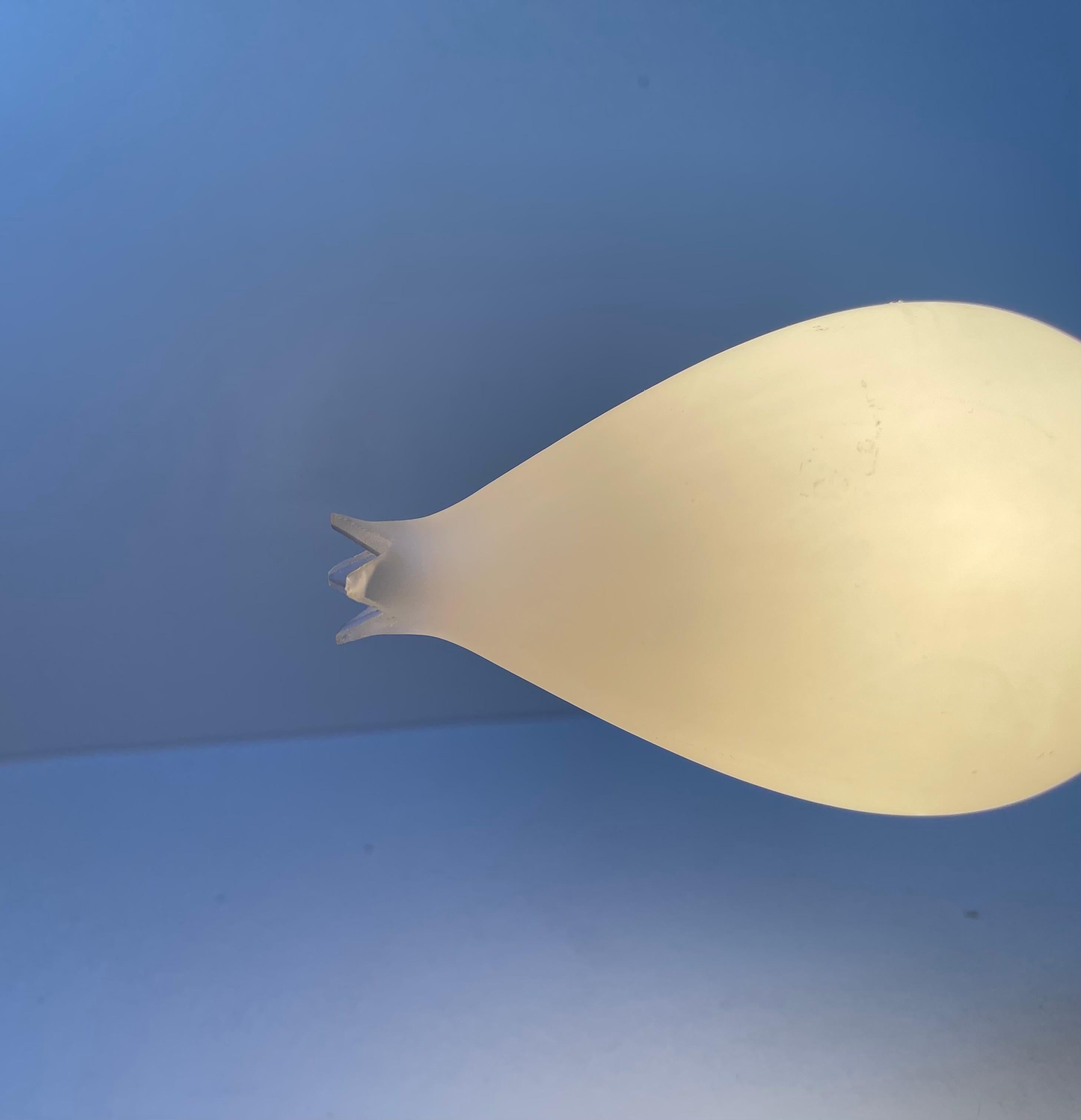 Lámpara de pared danesa Tulipán de latón y cristal opalino de Fog & Mørup, años 40 Latón en venta
