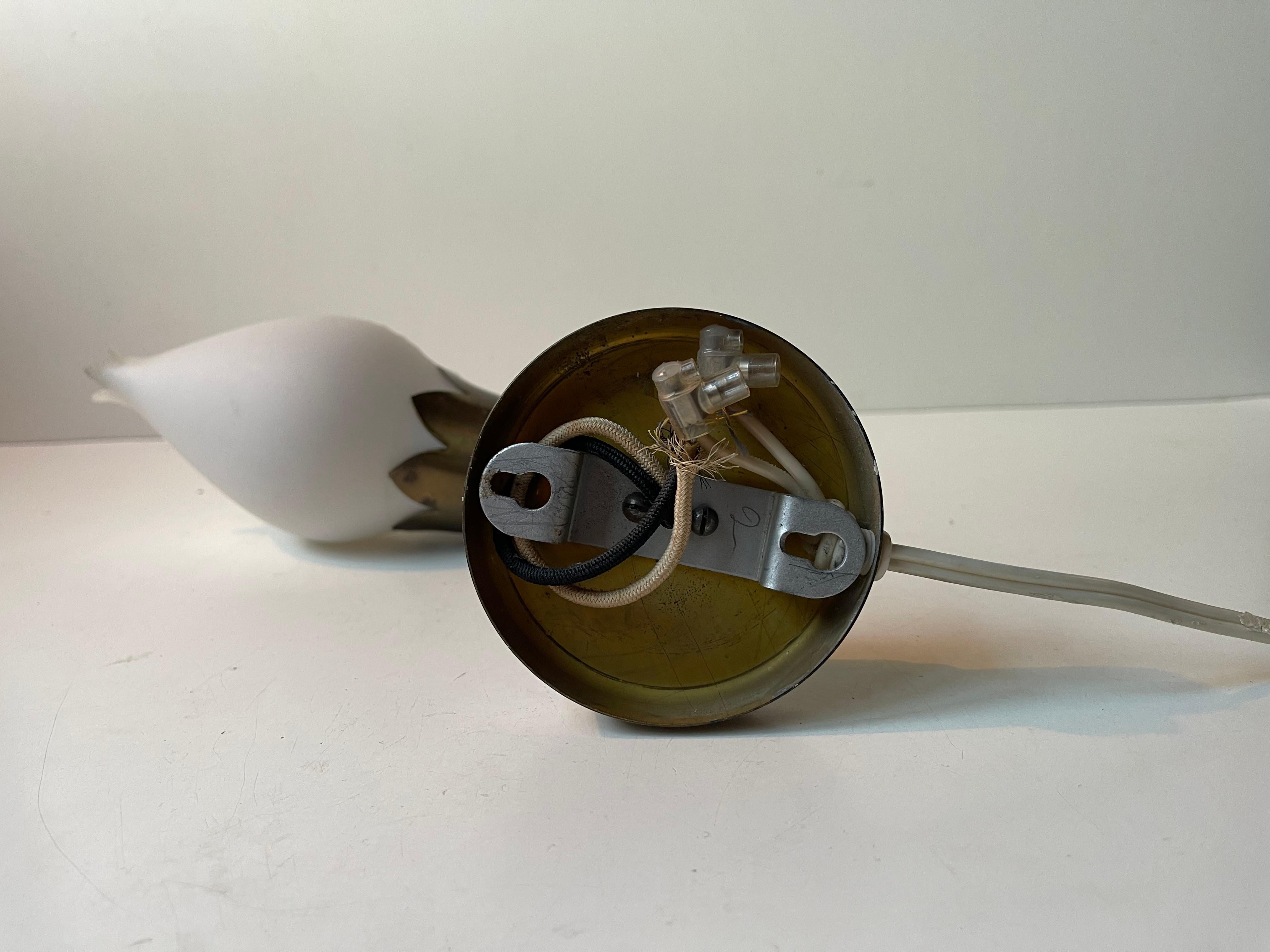 Lámpara de pared danesa Tulipán de latón y cristal opalino de Fog & Mørup, años 40 en venta 1