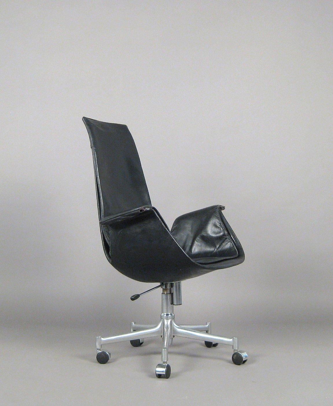 Office chair model Tulip FK 6725, Danish design by Jørgen Kastholm & Preben Fabricius for Kill International, 1964. Black fiber-coated fiberglass shell, five-piece polished aluminum base, gas lift adjustable height, wiping function and castors,