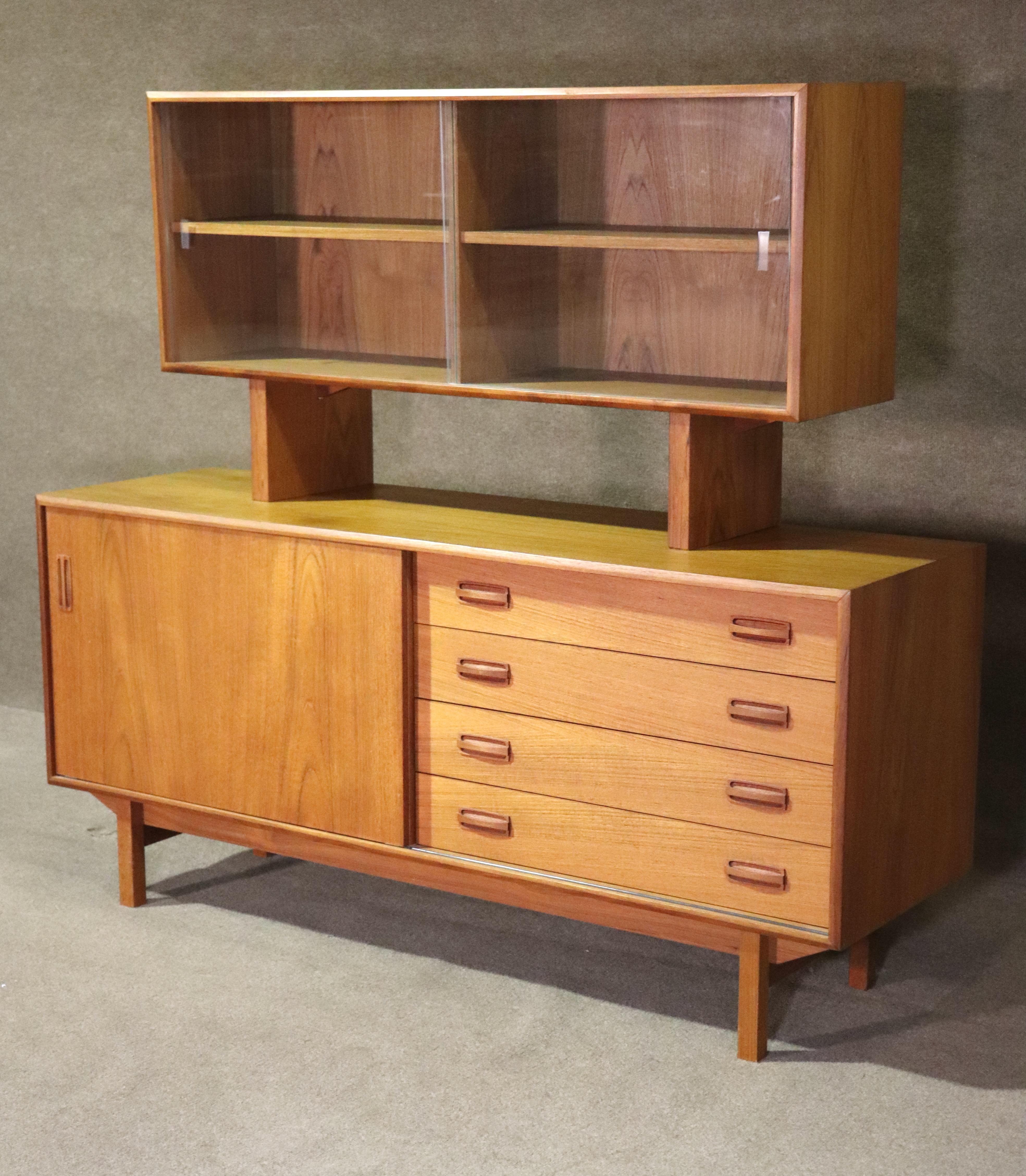 Credenza moderna di metà secolo con topper galleggiante. Design semplice e bello, realizzato con impiallacciatura in teak, maniglie scolpite e ante scorrevoli in vetro.
Si prega di confermare la posizione NY o NJ