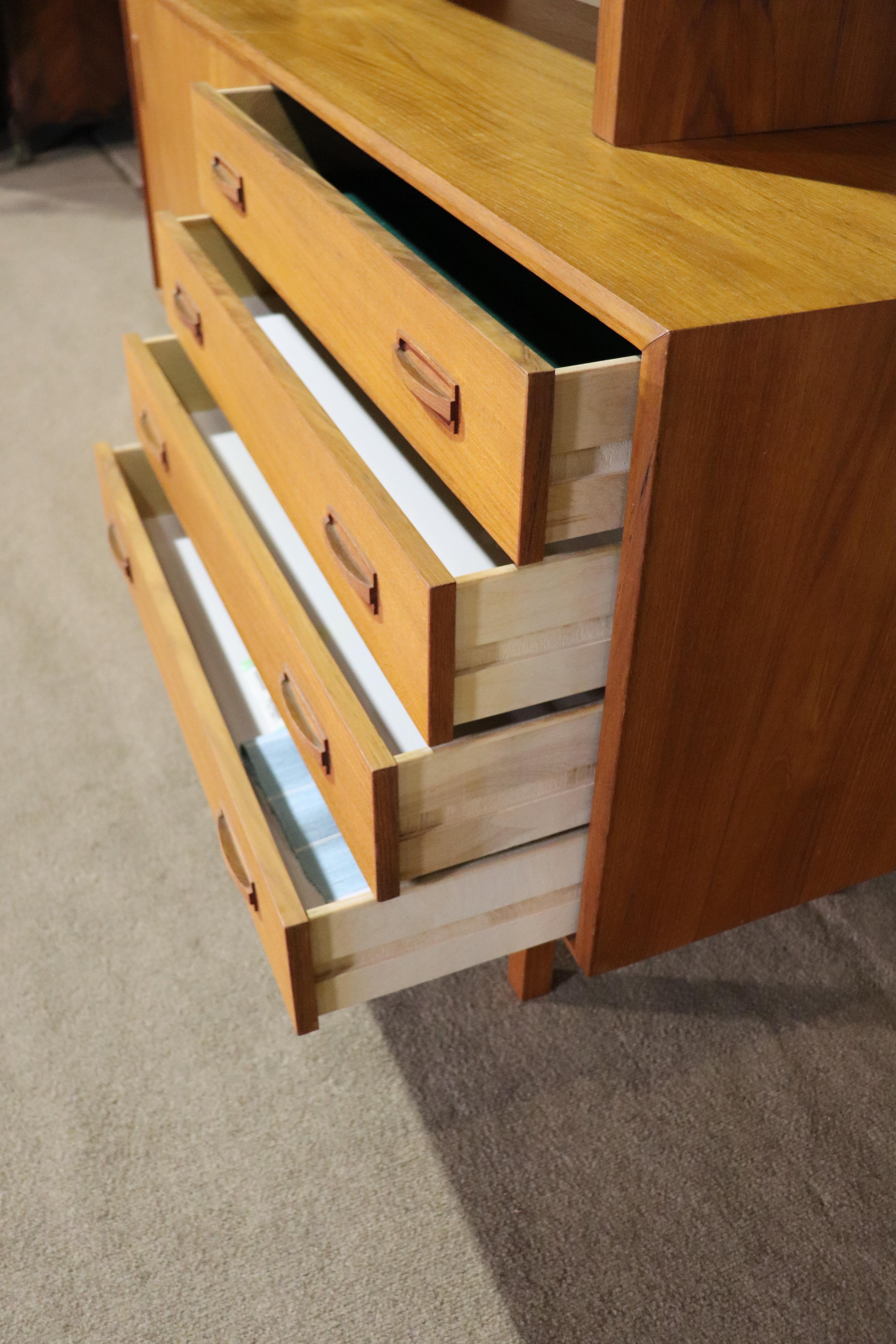 Credenza danese in due pezzi con armadio In condizioni buone in vendita a Brooklyn, NY