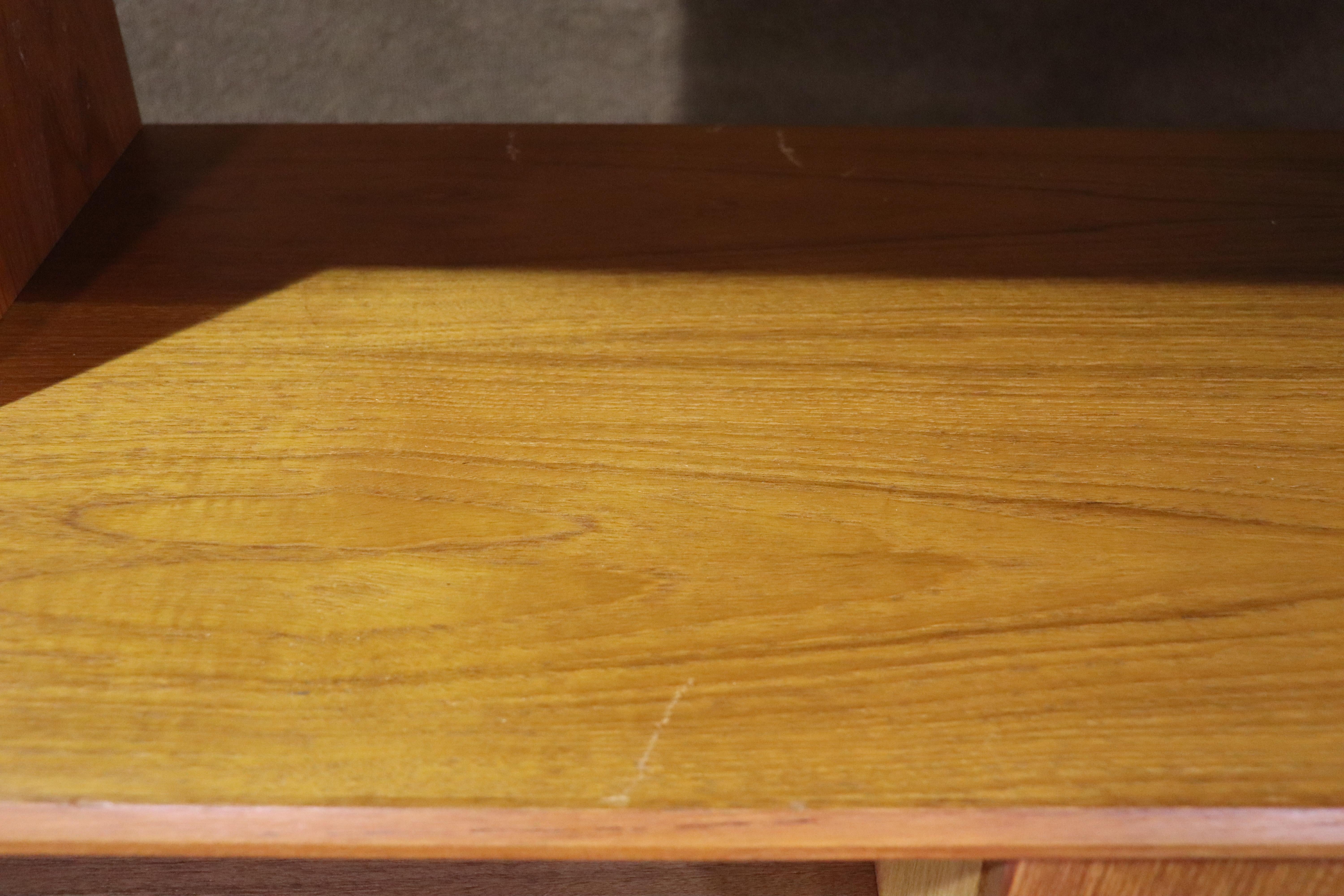 Teak Credenza danese in due pezzi con armadio in vendita