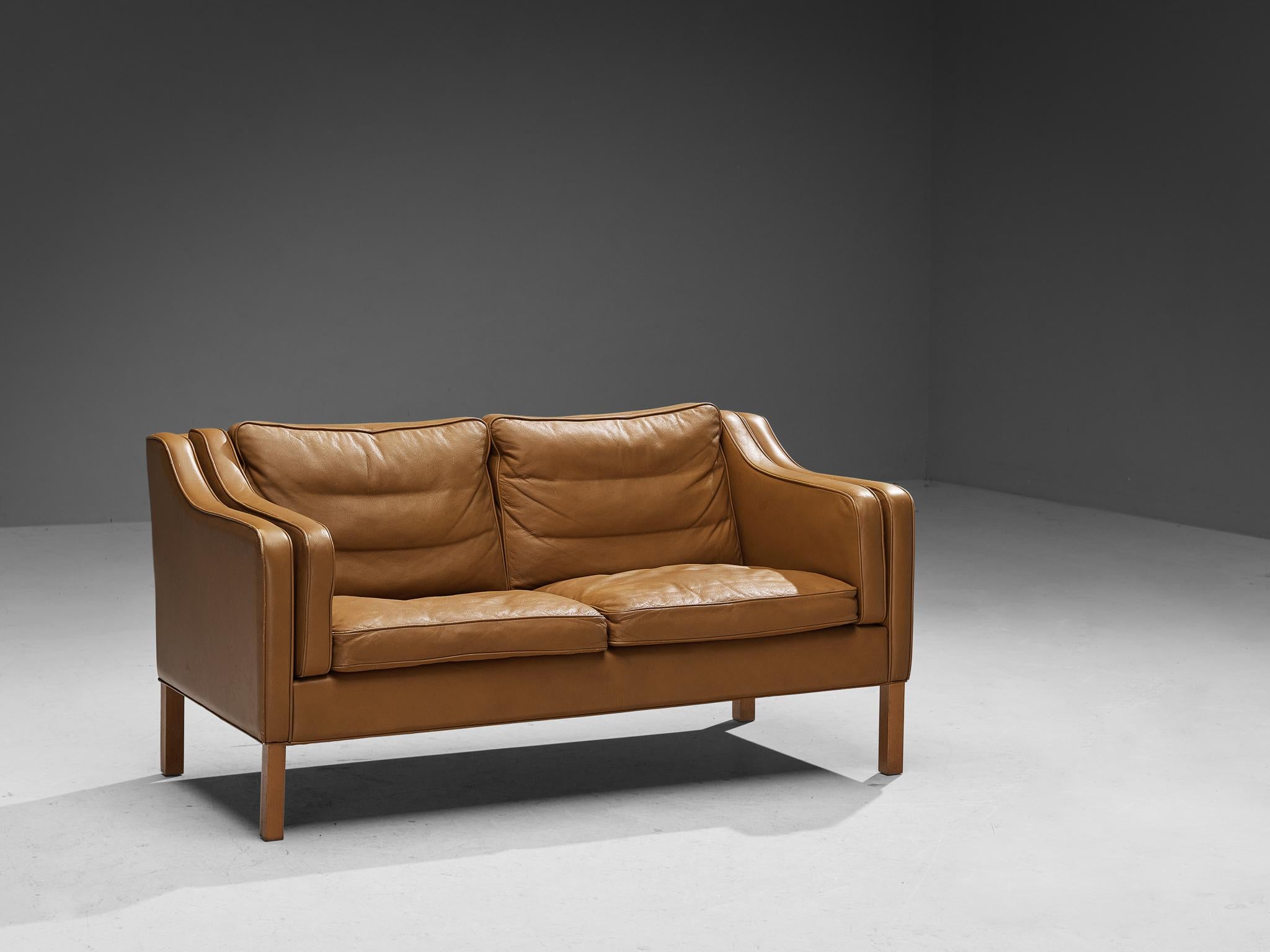 Divano, pelle, mogano, Danimarca, anni '60

Splendido divano danese a due posti. La pelle marrone presenta una leggera patina ed è in buone condizioni, mostrando alcuni segni dell'età e dell'uso.  Due sedili offrono spazio per rilassarsi. La base