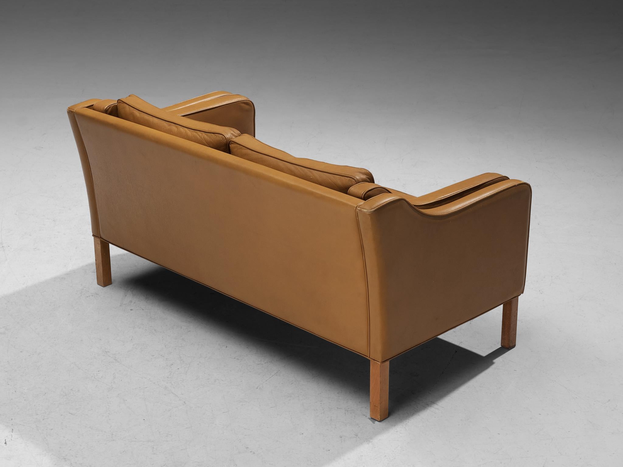 Mid-Century moderno Divano danese a due posti in pelle cognac in vendita