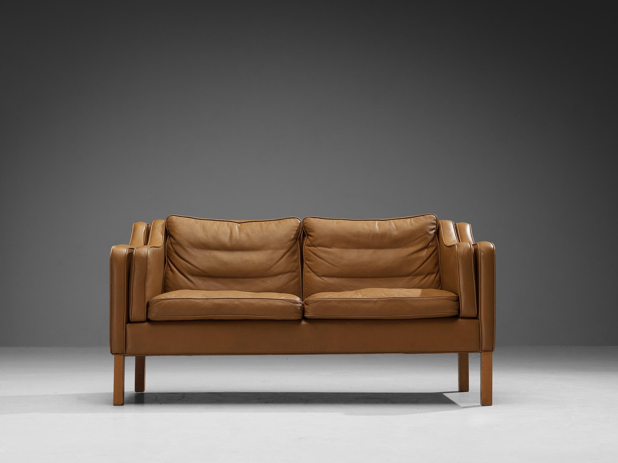 Dänisches Zweisitzer-Sofa aus cognacfarbenem Leder  (Mitte des 20. Jahrhunderts) im Angebot
