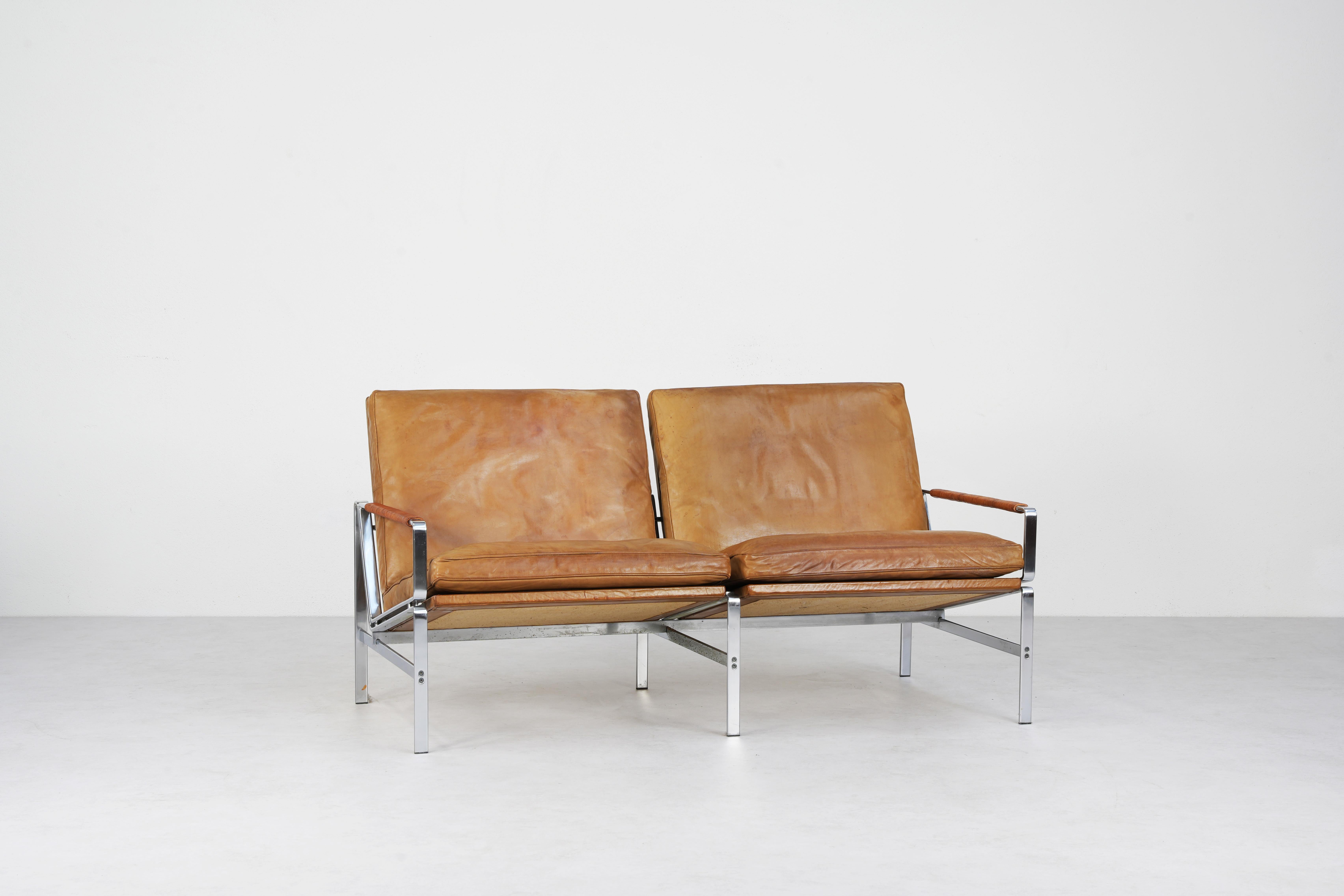 Beautiful Sofa designed by Preben Fabricius & Jørgen Kastholm and produced by Alfred Kill International, Germany 1968. 
Designed with mid-century modern elegance, this two-seater effortlessly combines form and function. The sofa comes in excellent