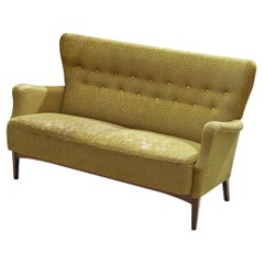 Dänisches Zweisitzer-Sofa mit gelblich-braunem Polstermöbel 
