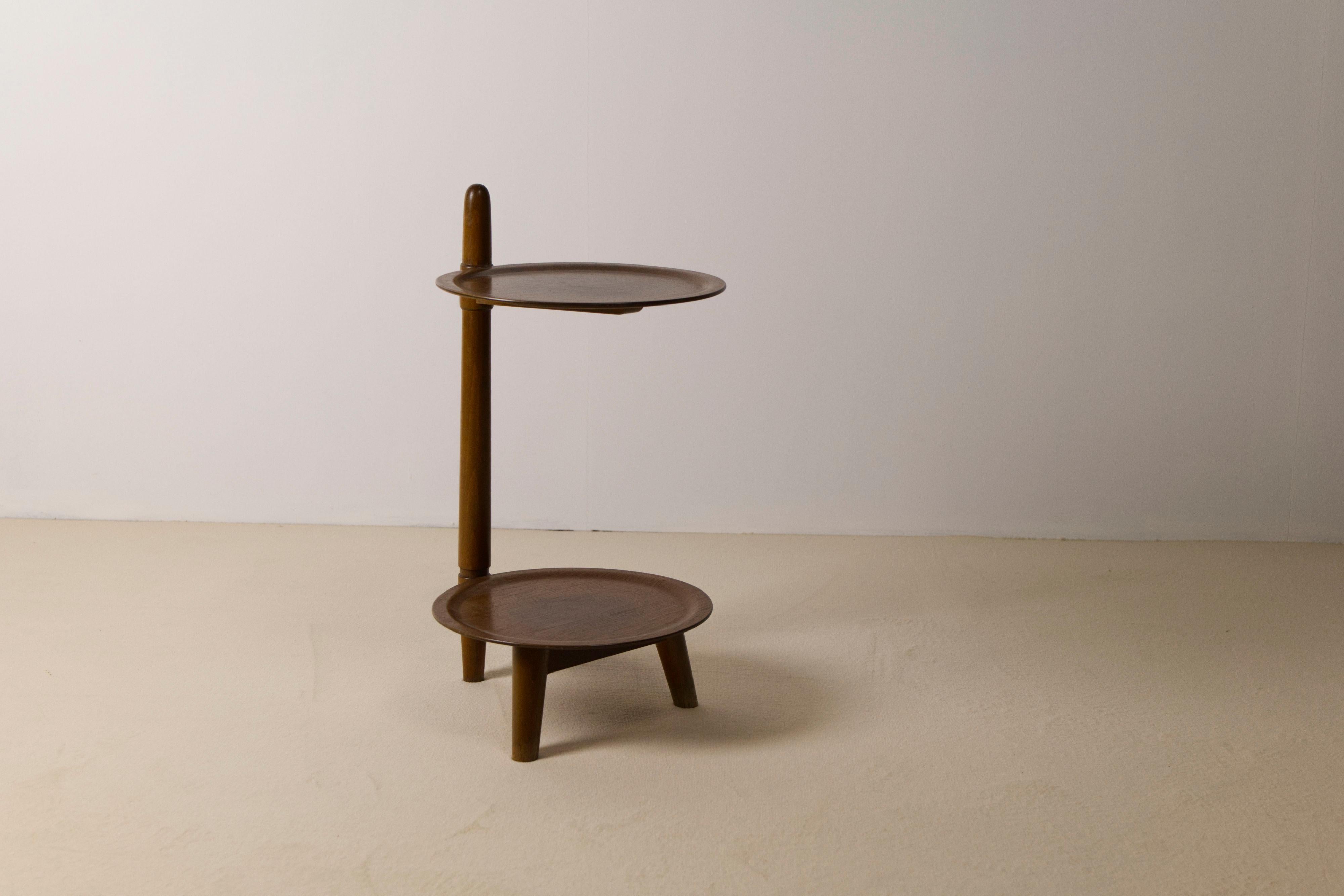 Charmante table d'appoint à deux niveaux, fabriquée par Edmund Jørgensen au Danemark dans les années 1950. Il est doté de deux étagères circulaires en noyer plaqué, les cadres sont en hêtre teinté. Cette pièce est dans un bon état vintage. 

Cette