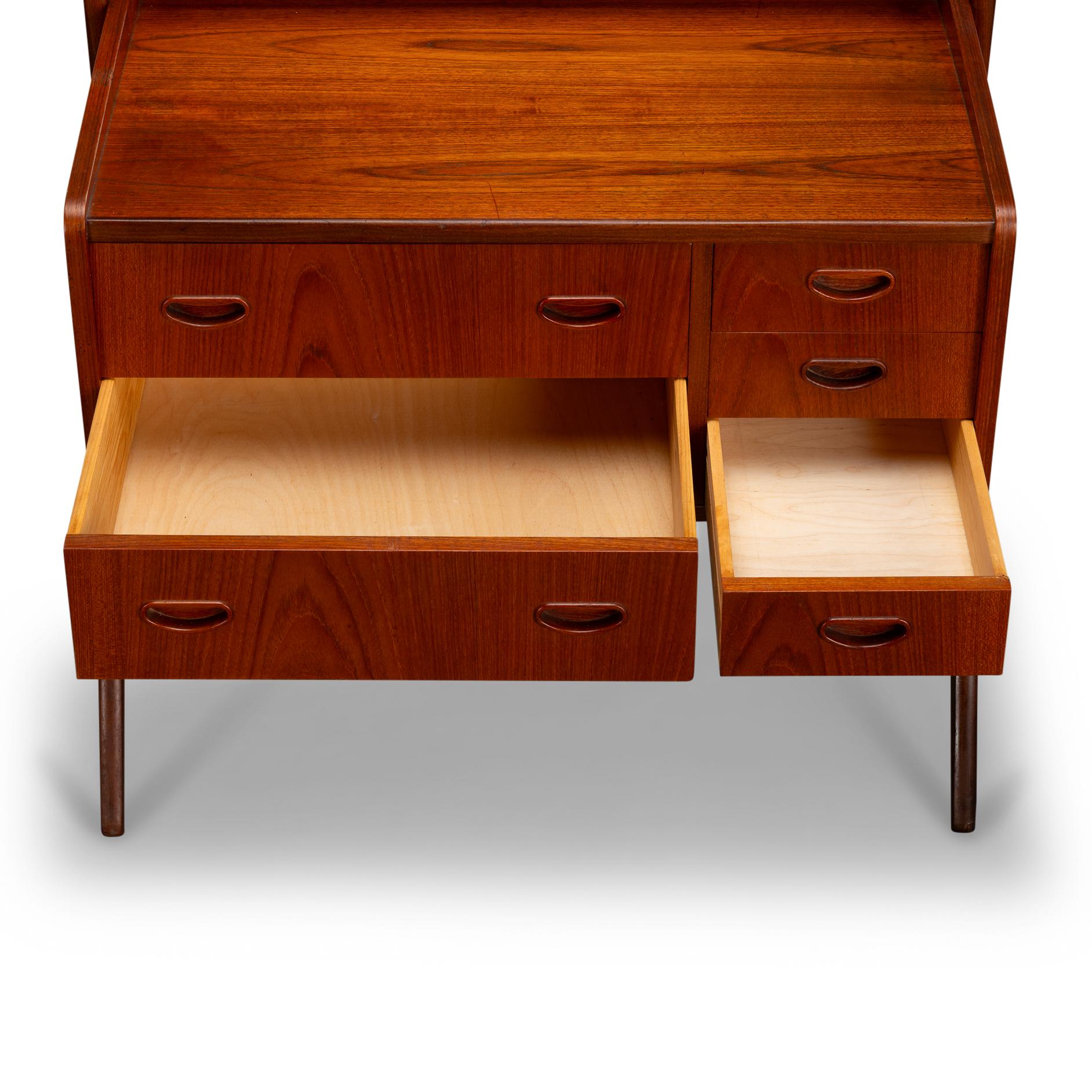 Impiallacciato Tavolino da toeletta danese in teak di AG Spejl Kobberbeskyttet, anni '60 in vendita