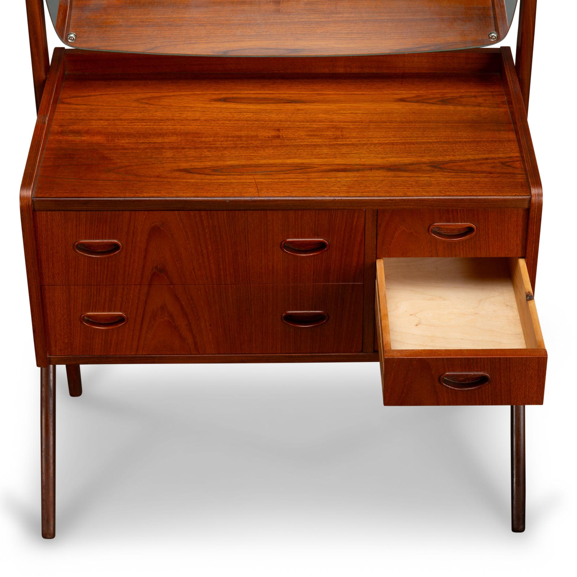 Tavolino da toeletta danese in teak di AG Spejl Kobberbeskyttet, anni '60 In condizioni buone in vendita a Breda, Netherlands