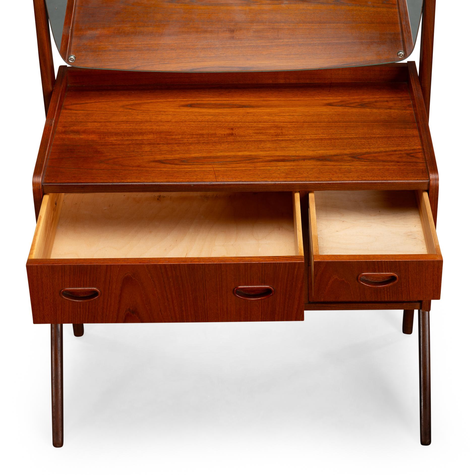 Metà XX secolo Tavolino da toeletta danese in teak di AG Spejl Kobberbeskyttet, anni '60 in vendita