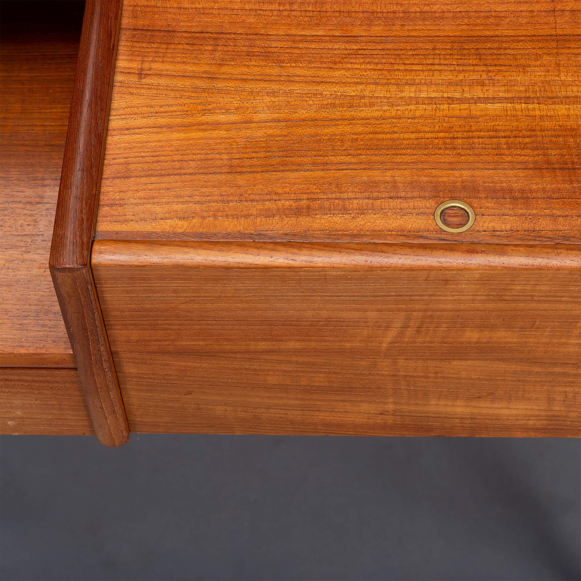 Danish Vanity Dressing Table Manufactured by Melvin Mikkelsen, 1960s In Good Condition In Elshout, NL