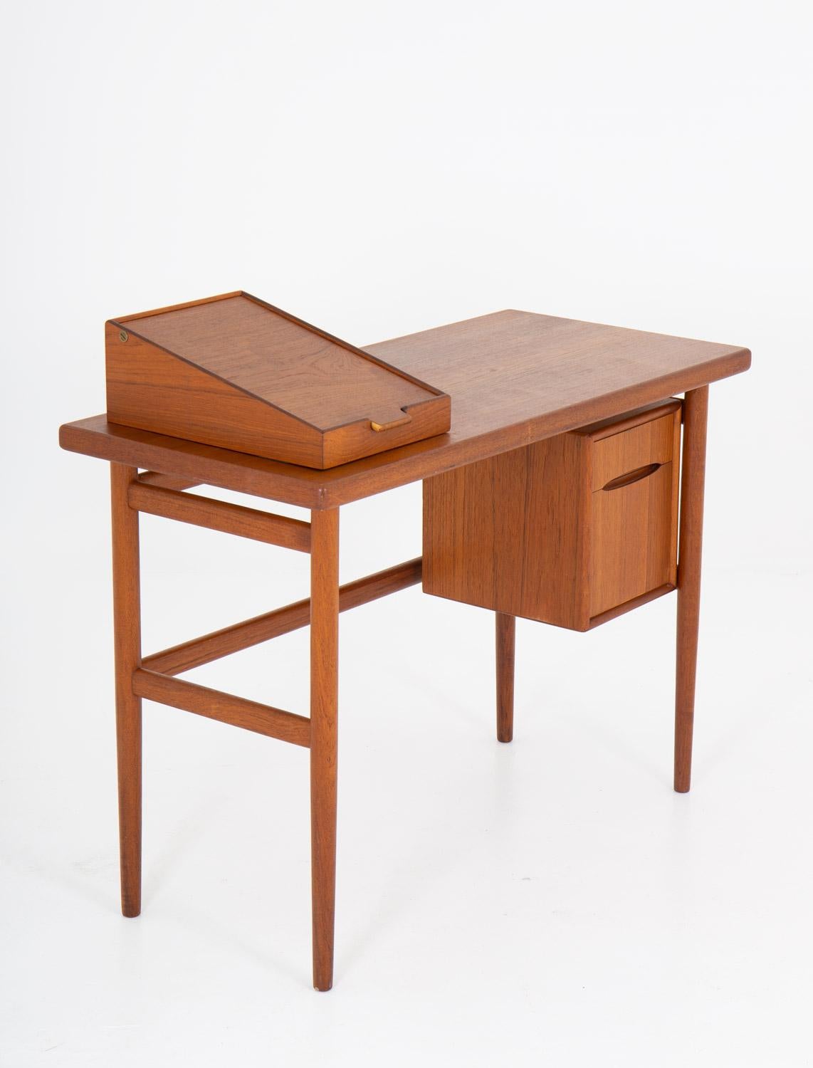 Mid-Century Modern Danish Vanity Table or Desk in Teak by Kurt Østervig, Denmark For Sale