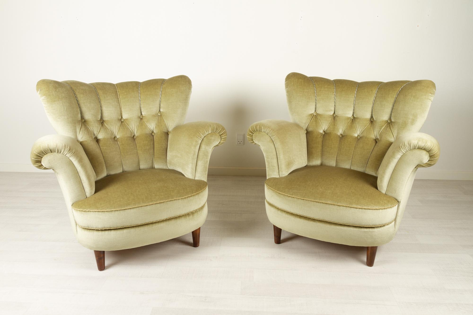 Dänische Velours-Liegestühle 1940er Jahre, 2er-Set
Wunderschönes Paar dänischer Vintage-Flügelsessel mit zartem grünem Samtbezug. Sehr bequem mit tiefem Sitz und breiter, geschwungener Muschelrückenlehne. 
Äußerst guter Originalzustand. Die
