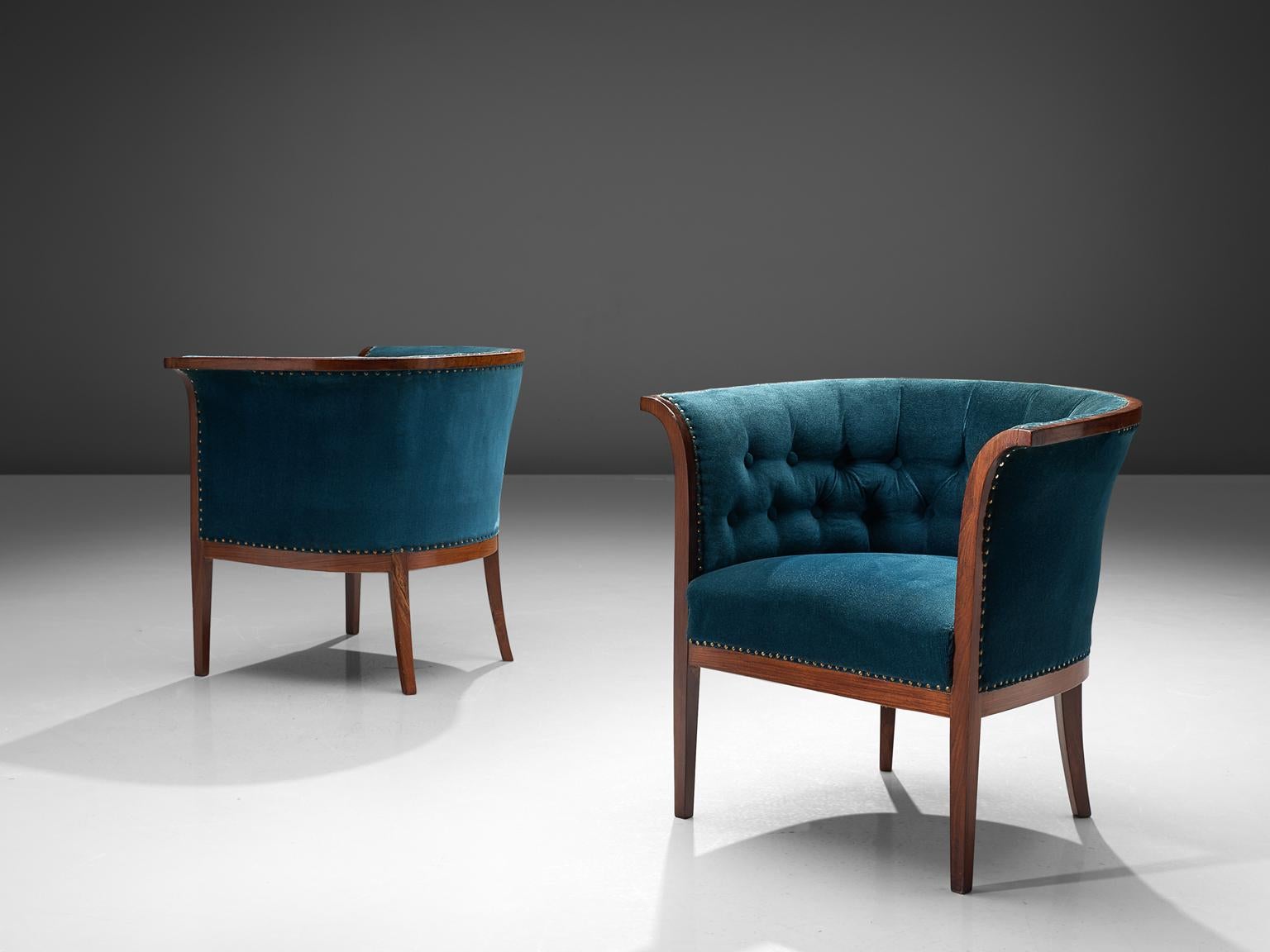 Club chairs, blue velvet upholstery, mahogany, Denmark, 1940s.

This velvet blue Danish sofa features a backrest that is tufted and the seat is executed in one piece. The seat is thick and comfortable. The defining features of this set piece are