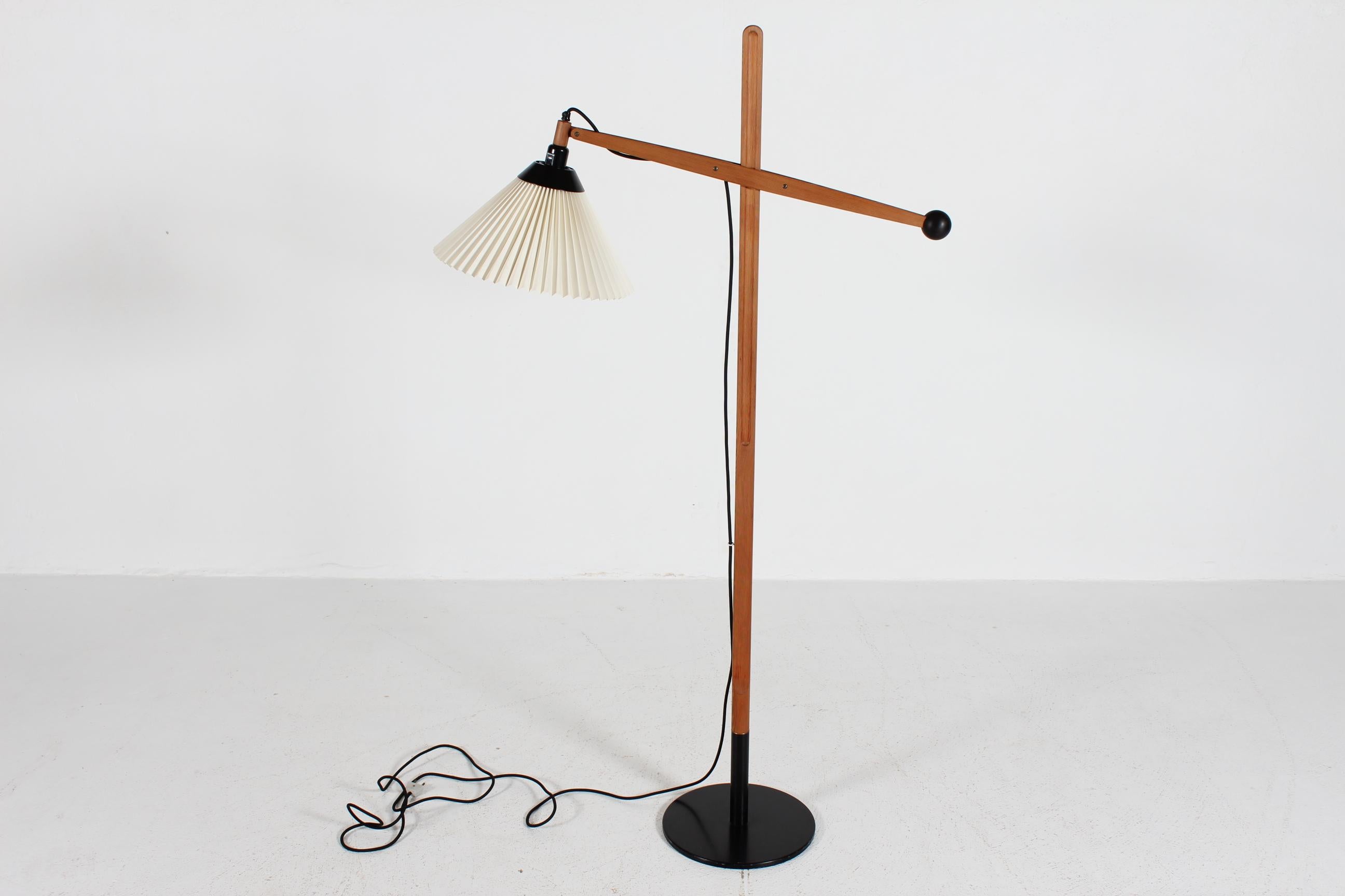 Scandinavian Modern Danish Vilhelm Wohlert Origon Pine Adjustable Floor Lamp 325 Le Klint Shade 70s For Sale