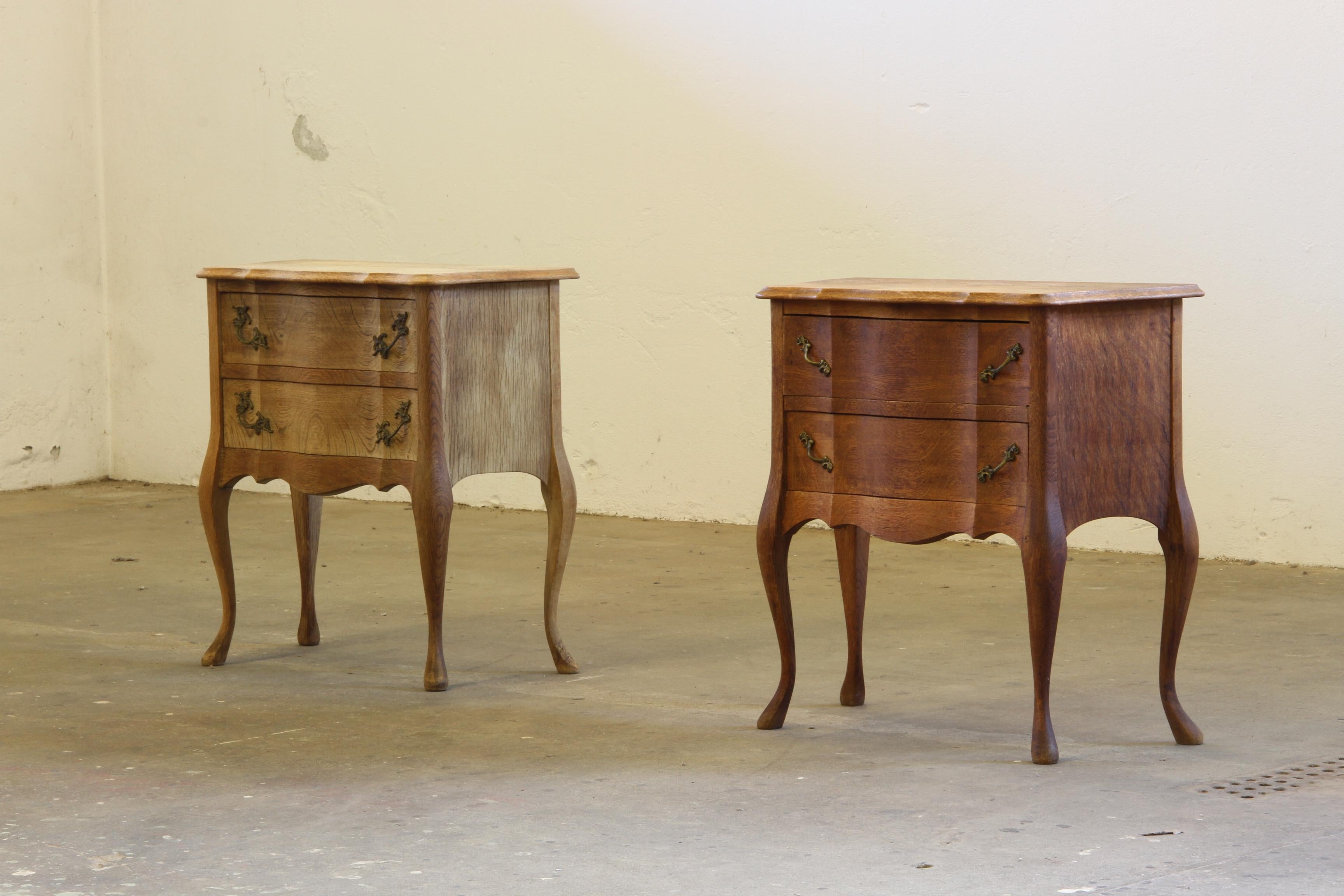 Un'affascinante coppia di comodini vintage anni '60 in rovere chiaro provenienti dalla Danimarca. Questa coppia di tavoli si completano a vicenda, con differenze di patina e di colore.  più leggero dell'altro, il che ne esalta il carattere unico.