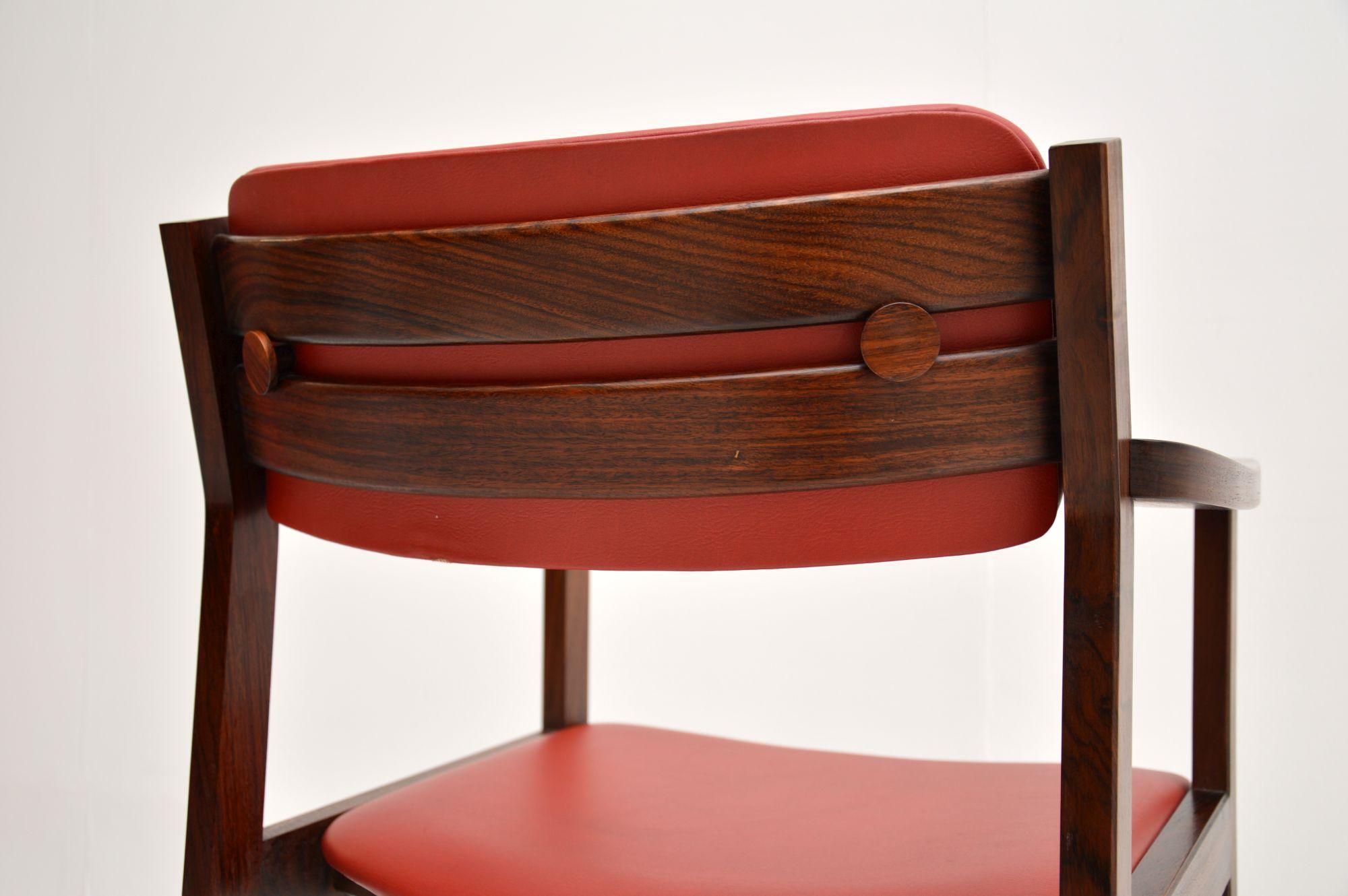 Ein sehr stilvoller und extrem gut gemachter dänischer Vintage-Sessel / Schreibtischstuhl. Es wurde kürzlich aus Dänemark importiert und stammt aus den 1960-70er Jahren.

Er ist von hervorragender Qualität, schön gestaltet und bequem. Er hat die