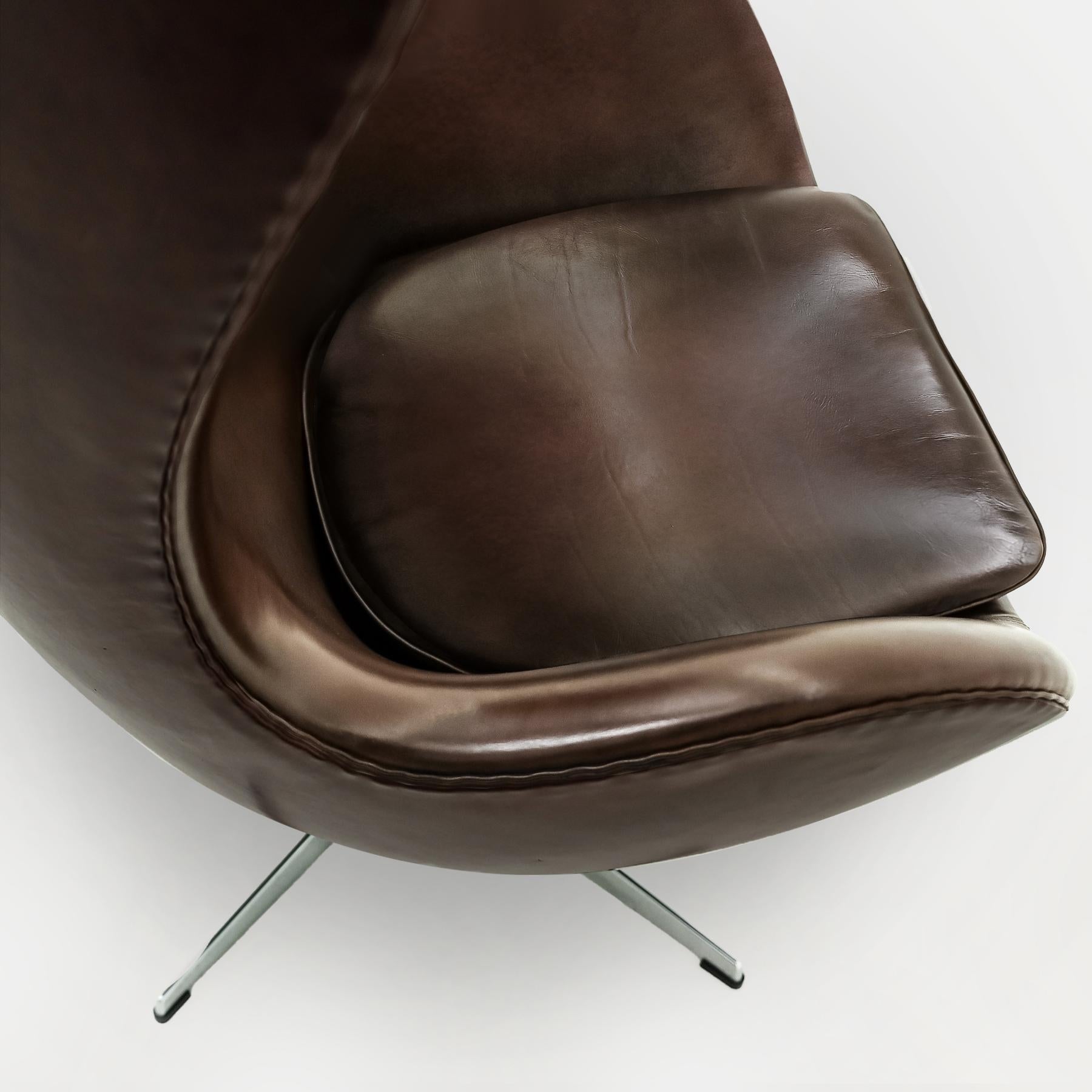 Danish Vintage Arne Jacobsen leather Egg chair and ottoman set for Fritz Hansen 3