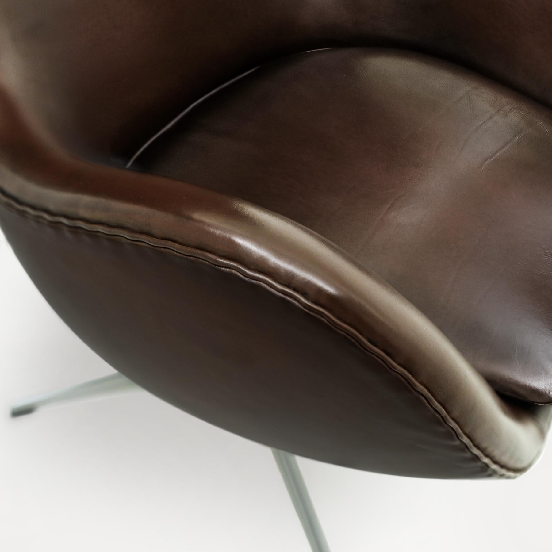 Danish Vintage Arne Jacobsen leather Egg chair and ottoman set for Fritz Hansen 4