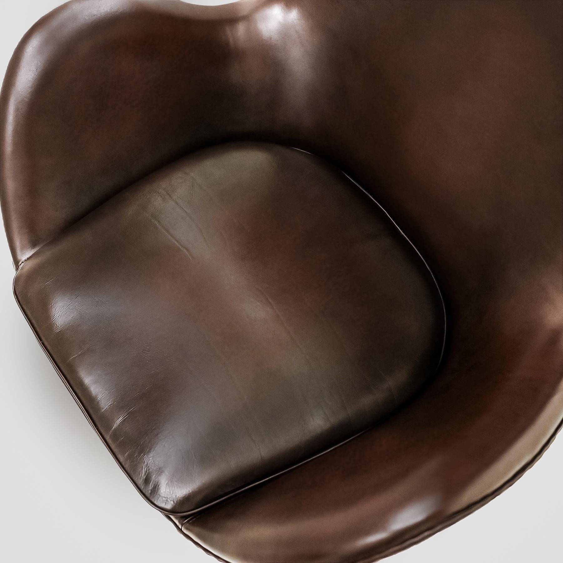 Danish Vintage Arne Jacobsen leather Egg chair and ottoman set for Fritz Hansen 5