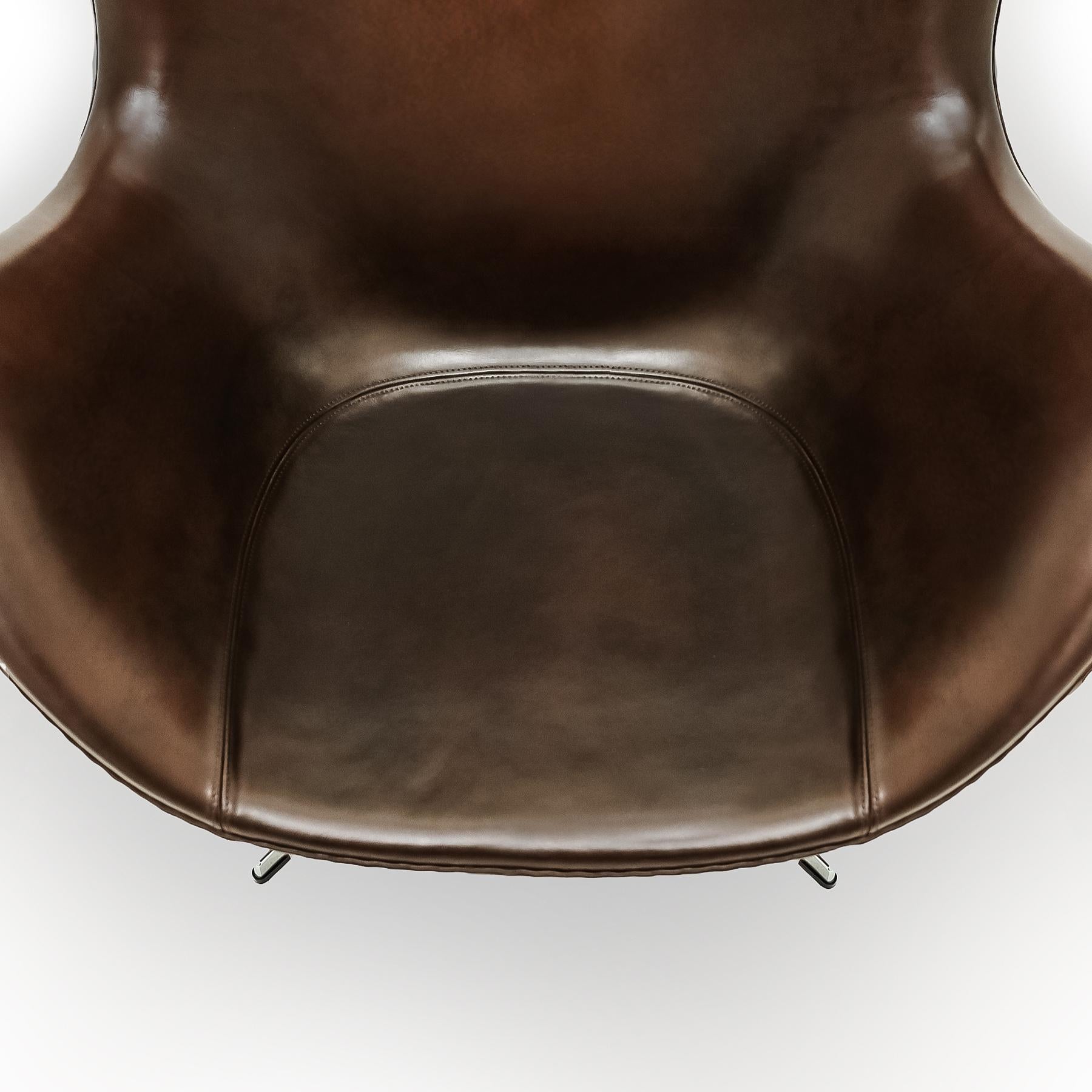 Danish Vintage Arne Jacobsen leather Egg chair and ottoman set for Fritz Hansen 6