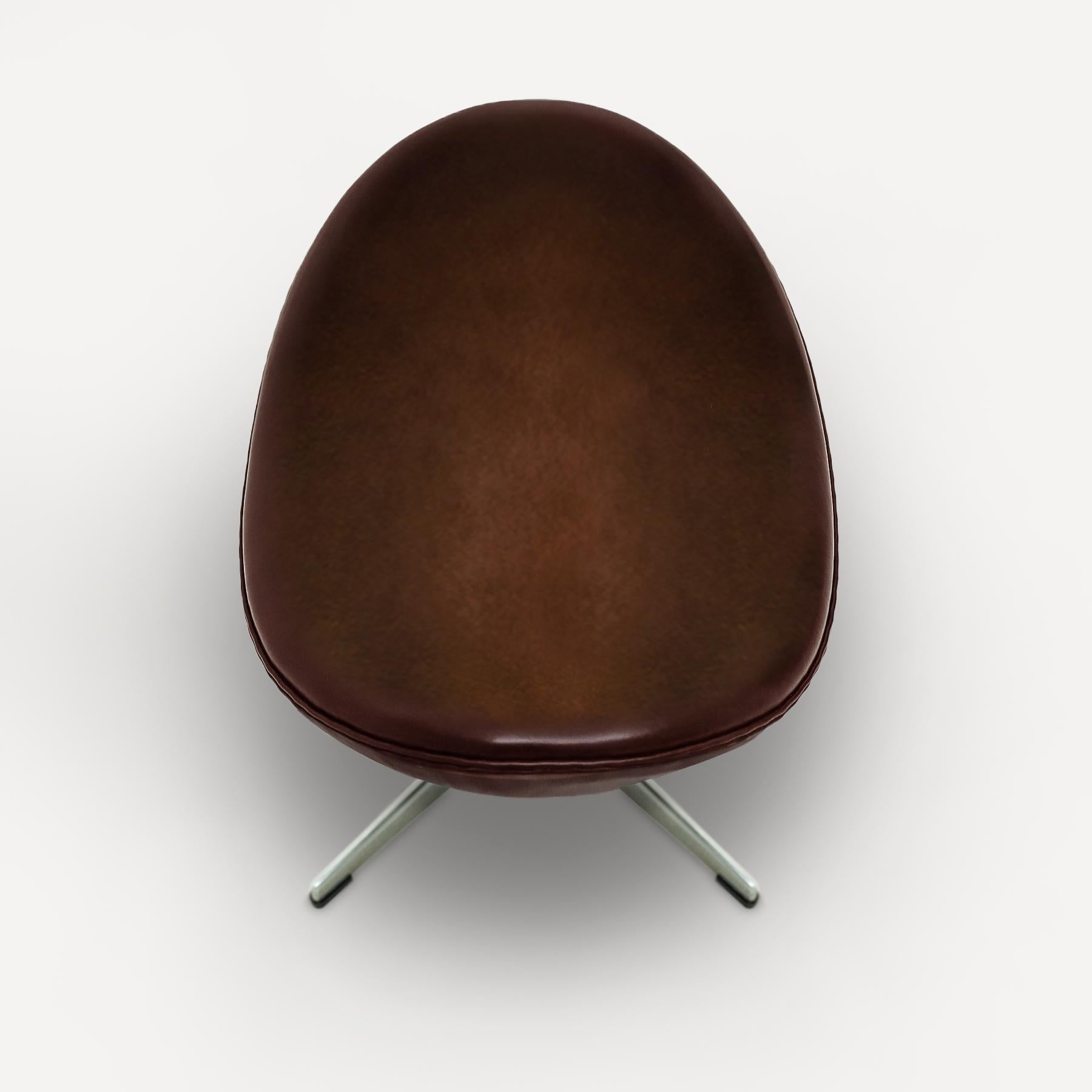Danish Vintage Arne Jacobsen leather Egg chair and ottoman set for Fritz Hansen 8