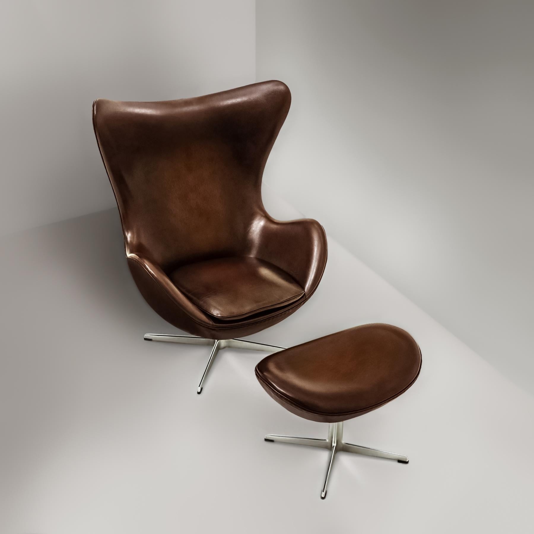 Mid-Century Modern Danish Vintage Arne Jacobsen leather Egg chair and ottoman set for Fritz Hansen