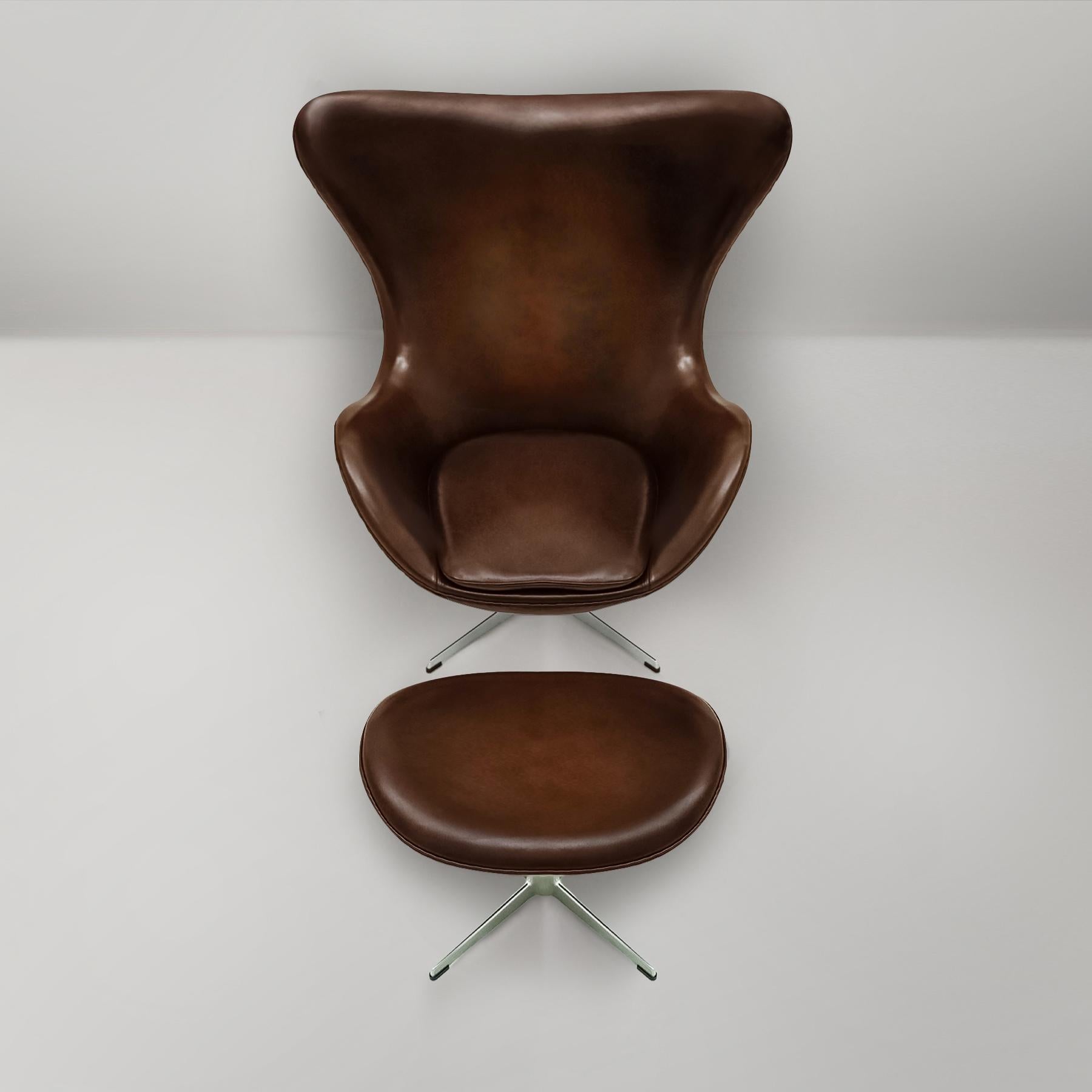 Danish Vintage Arne Jacobsen leather Egg chair and ottoman set for Fritz Hansen In Good Condition In Highclere, Newbury