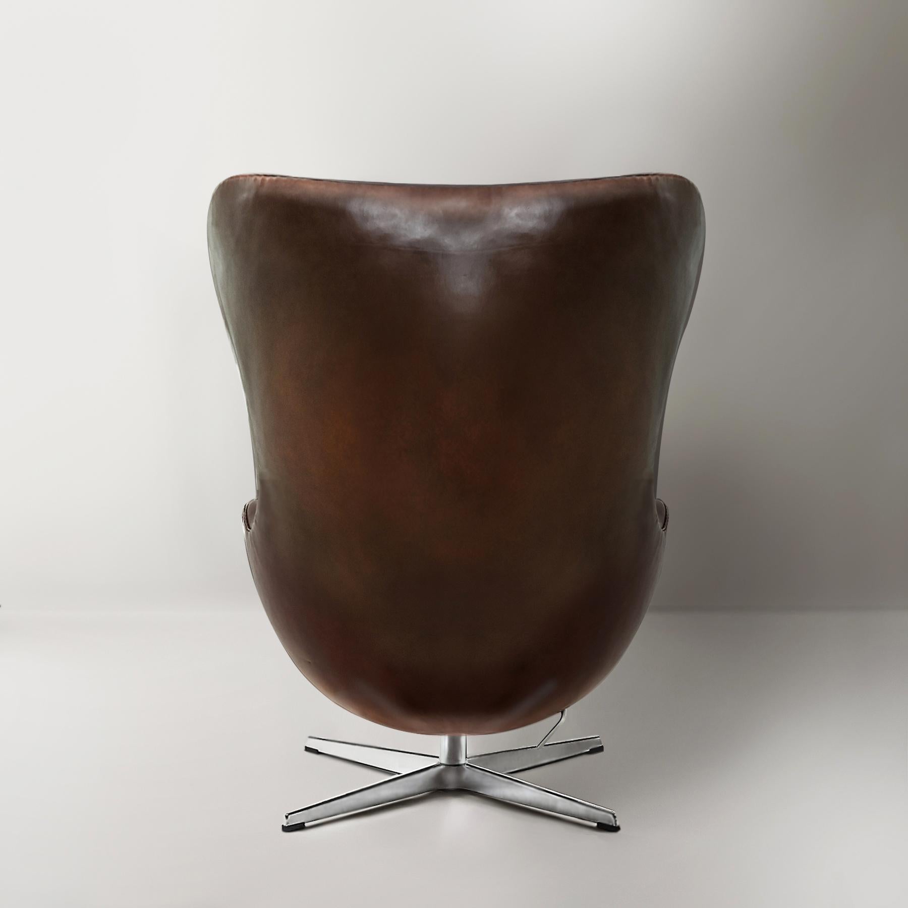 Aluminum Danish Vintage Arne Jacobsen leather Egg chair and ottoman set for Fritz Hansen