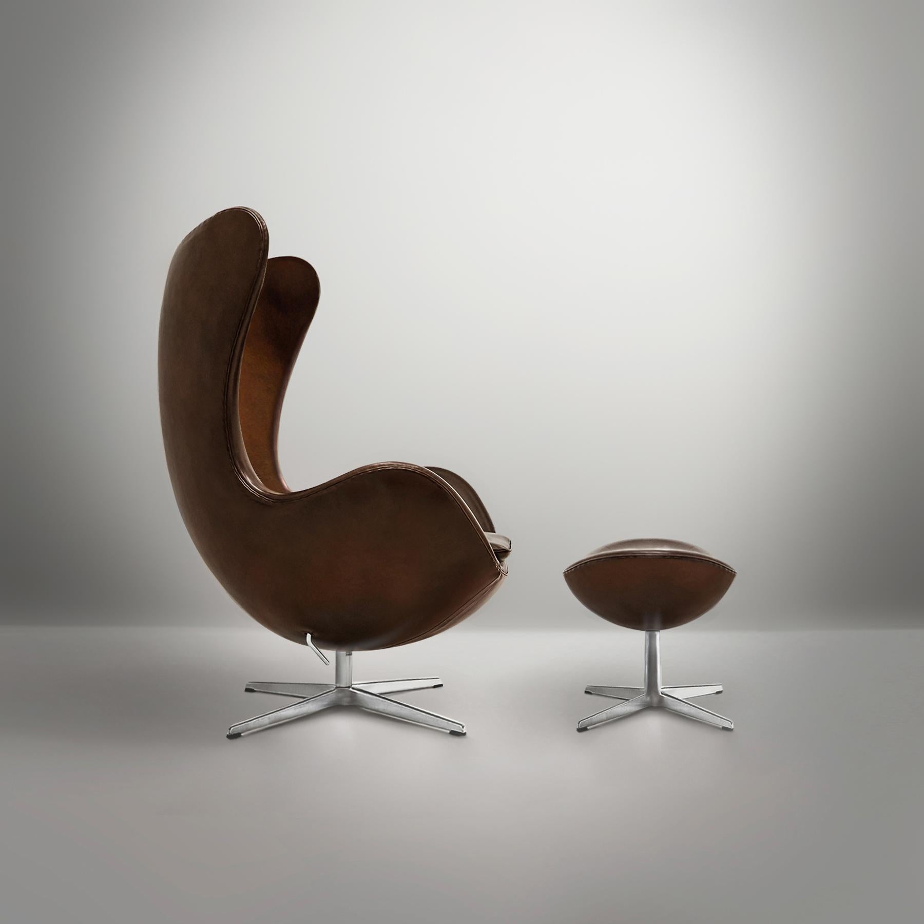 Danish Vintage Arne Jacobsen leather Egg chair and ottoman set for Fritz Hansen 1
