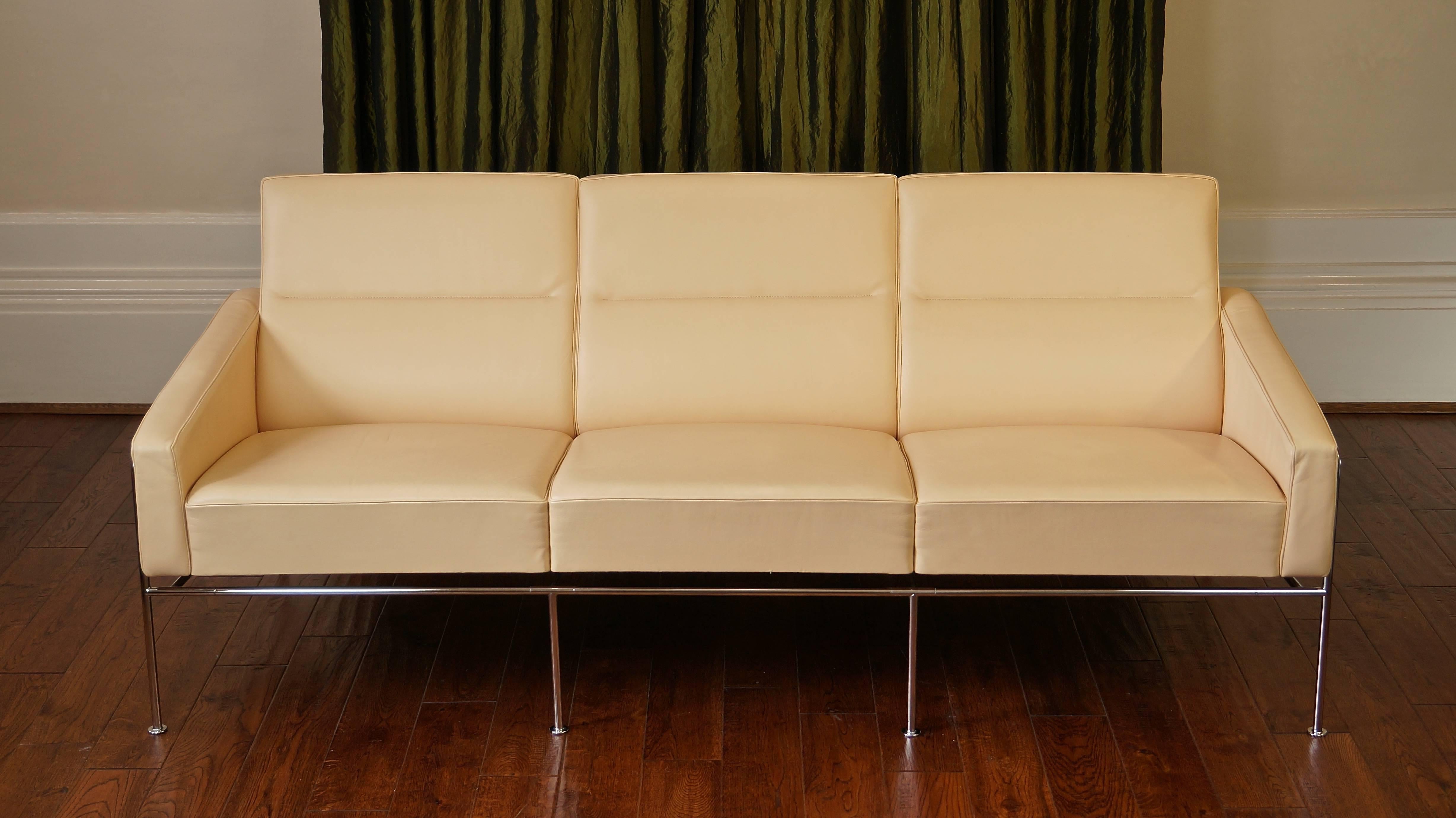 Danish Vintage Arne Jacobsen Series 3303 Leather Sofa by Fritz Hansen, Vintage For Sale 2